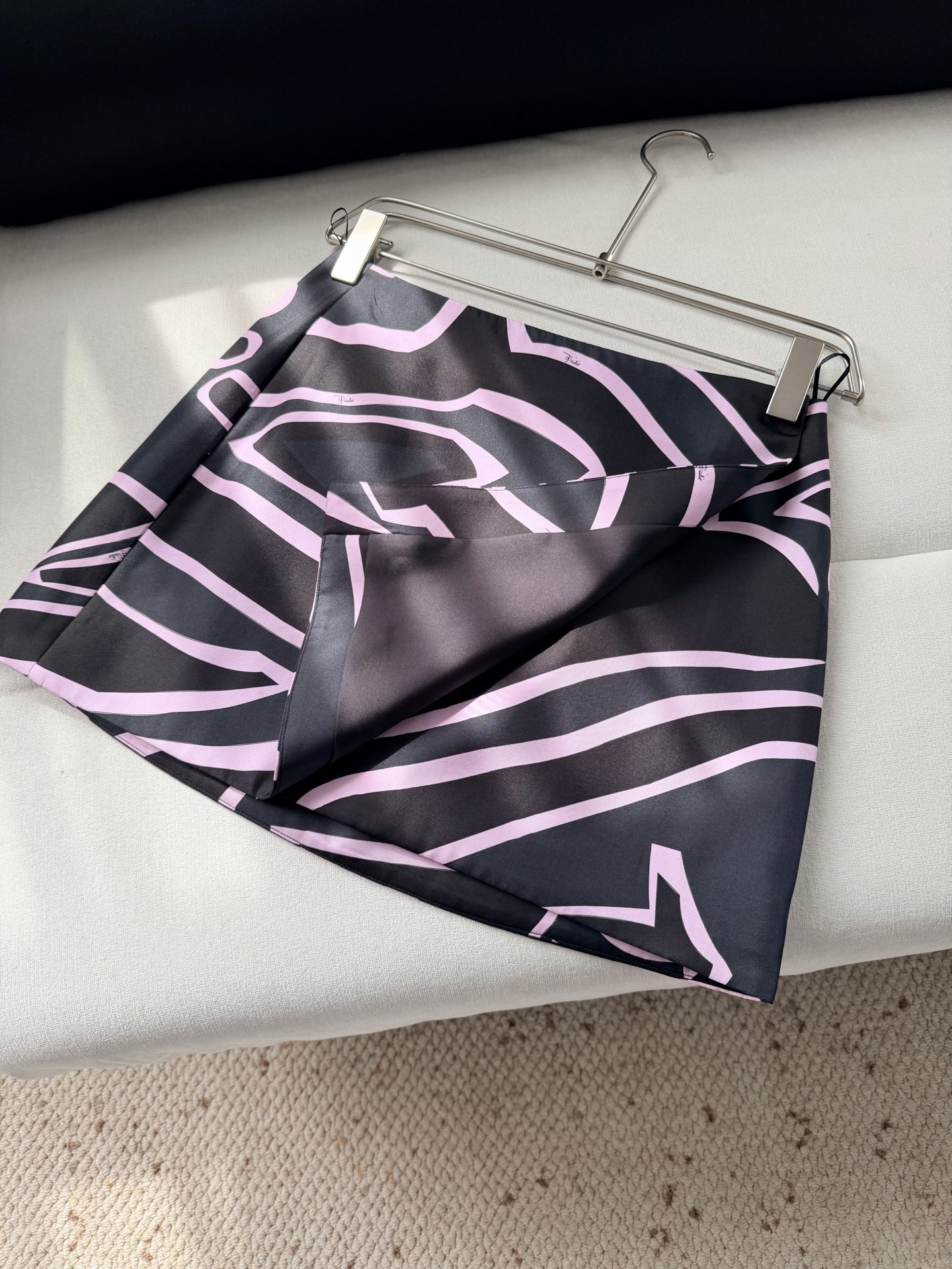 现货‼️‼️“Labirinto”印花半裙✨100%斜纹绸真丝、全身标志性几何漩涡印花，裹身式设计，纽扣