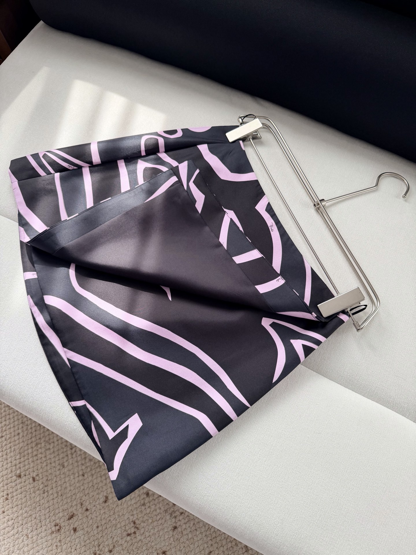 现货‼️‼️“Labirinto”印花半裙✨100%斜纹绸真丝、全身标志性几何漩涡印花，裹身式设计，纽扣