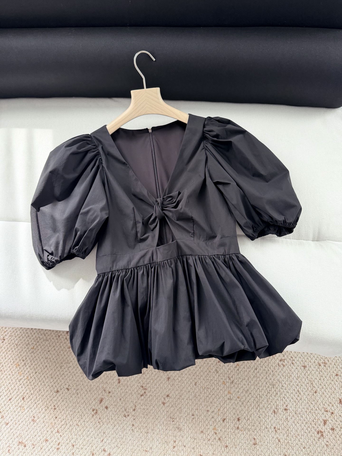 现货‼️‼️/系带V领泡泡袖衬衫✨蓬松造型下摆，这款面料是加了水磨工艺，应该是时下大家更喜欢的质感，织面