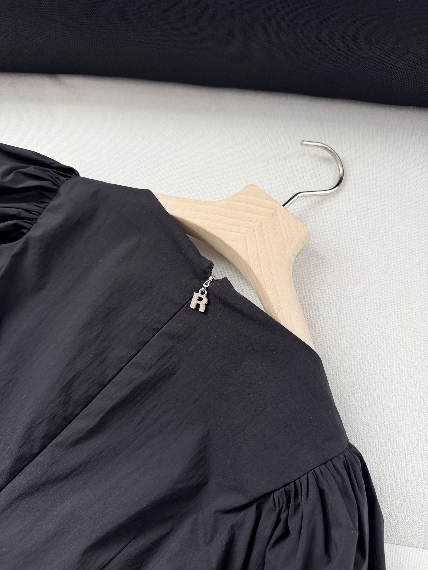 现货‼️‼️/系带V领泡泡袖衬衫✨蓬松造型下摆，这款面料是加了水磨工艺，应该是时下大家更喜欢的质感，织面