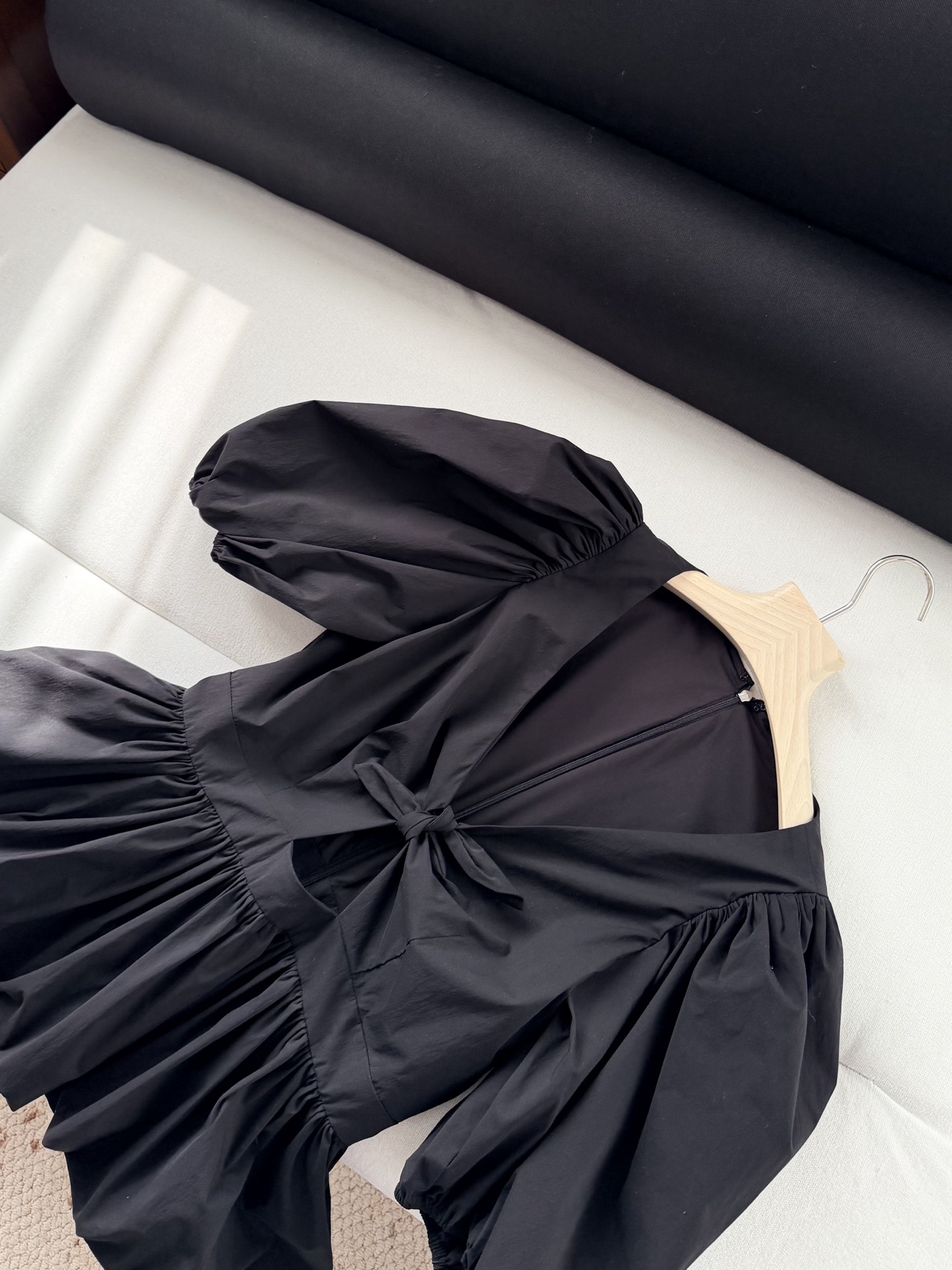 现货‼️‼️/系带V领泡泡袖衬衫✨蓬松造型下摆，这款面料是加了水磨工艺，应该是时下大家更喜欢的质感，织面