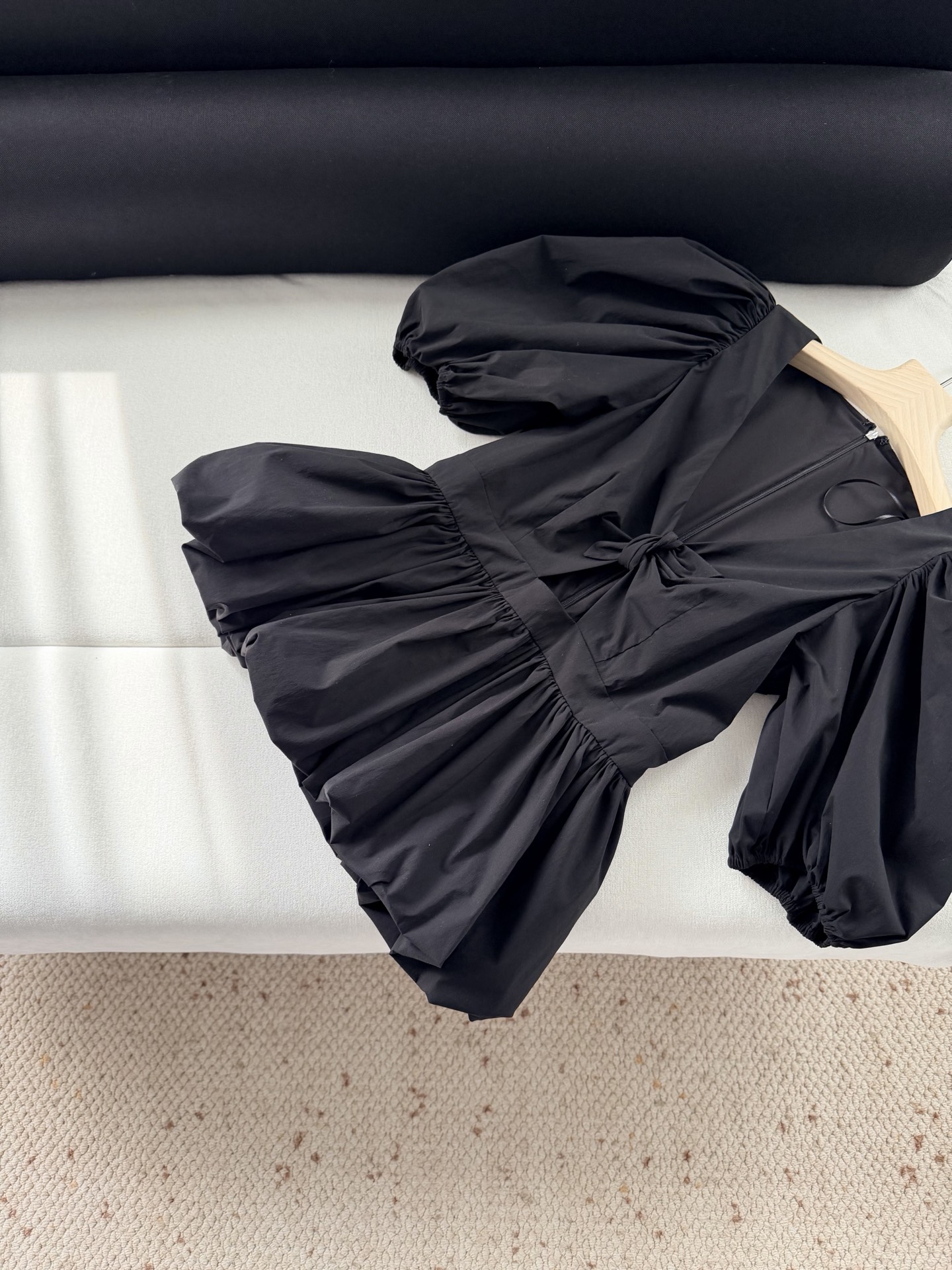 现货‼️‼️/系带V领泡泡袖衬衫✨蓬松造型下摆，这款面料是加了水磨工艺，应该是时下大家更喜欢的质感，织面