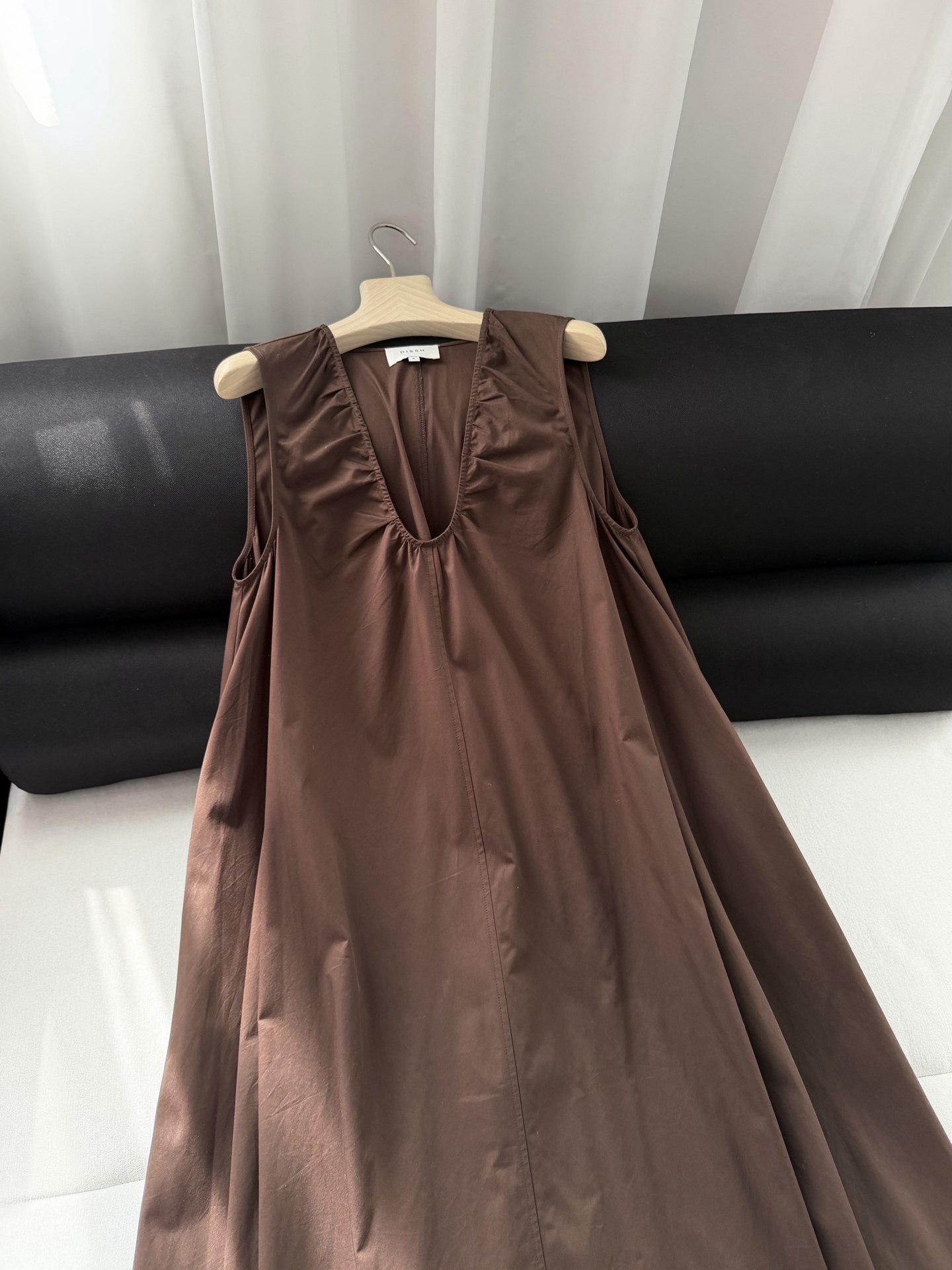 现货‼️‼️/棉布大摆连衣裙✨100%棉质、宽松U型领纯棉无袖连衣裙，老钱感十足，领口带褶皱设计，实用侧