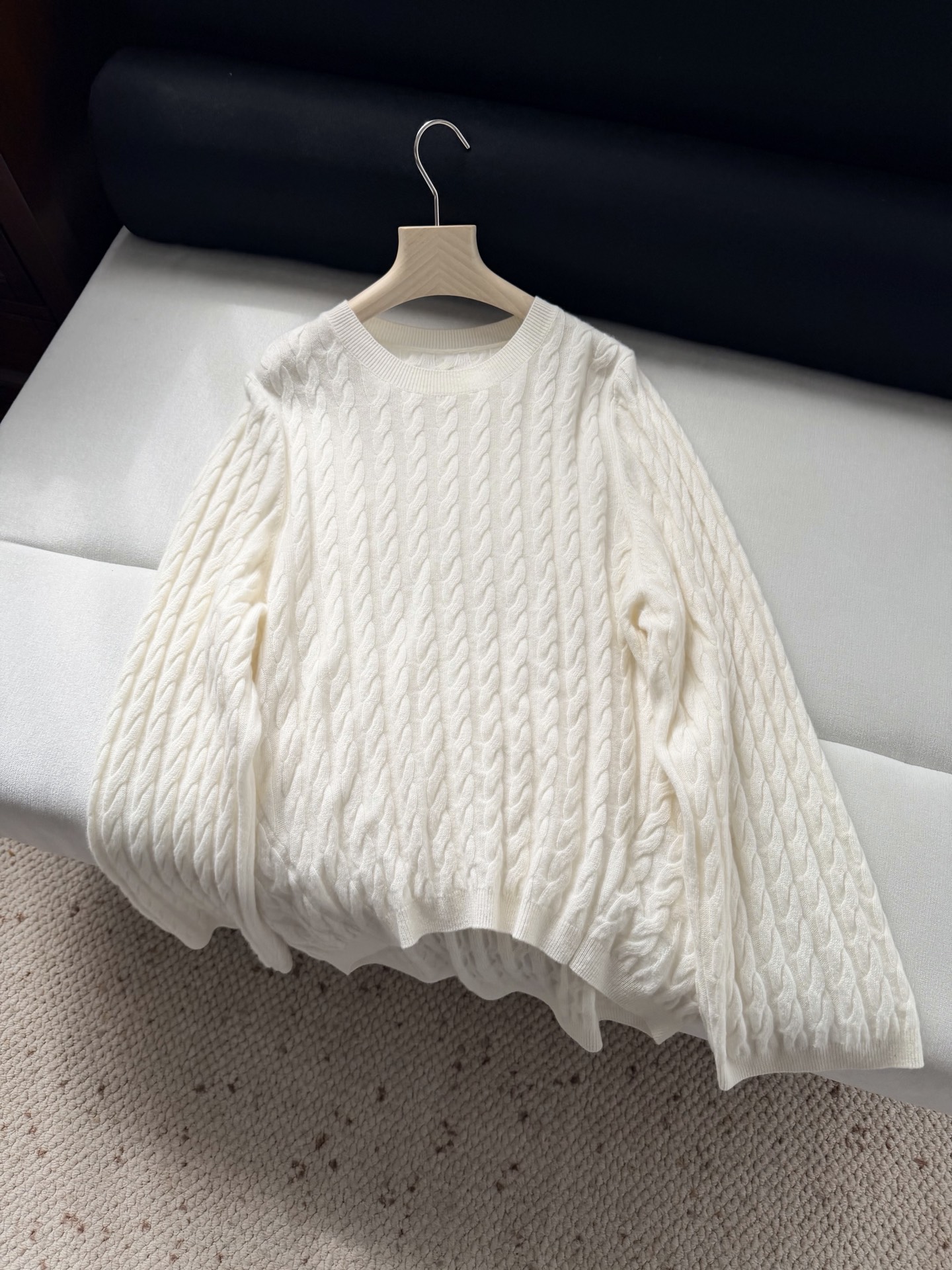 现货‼️‼️/经典绞花毛衣✨温润的奶油色，散发恰到好处的静谧感，材质选用上乘的羊毛，贴身质感是无拟的享受