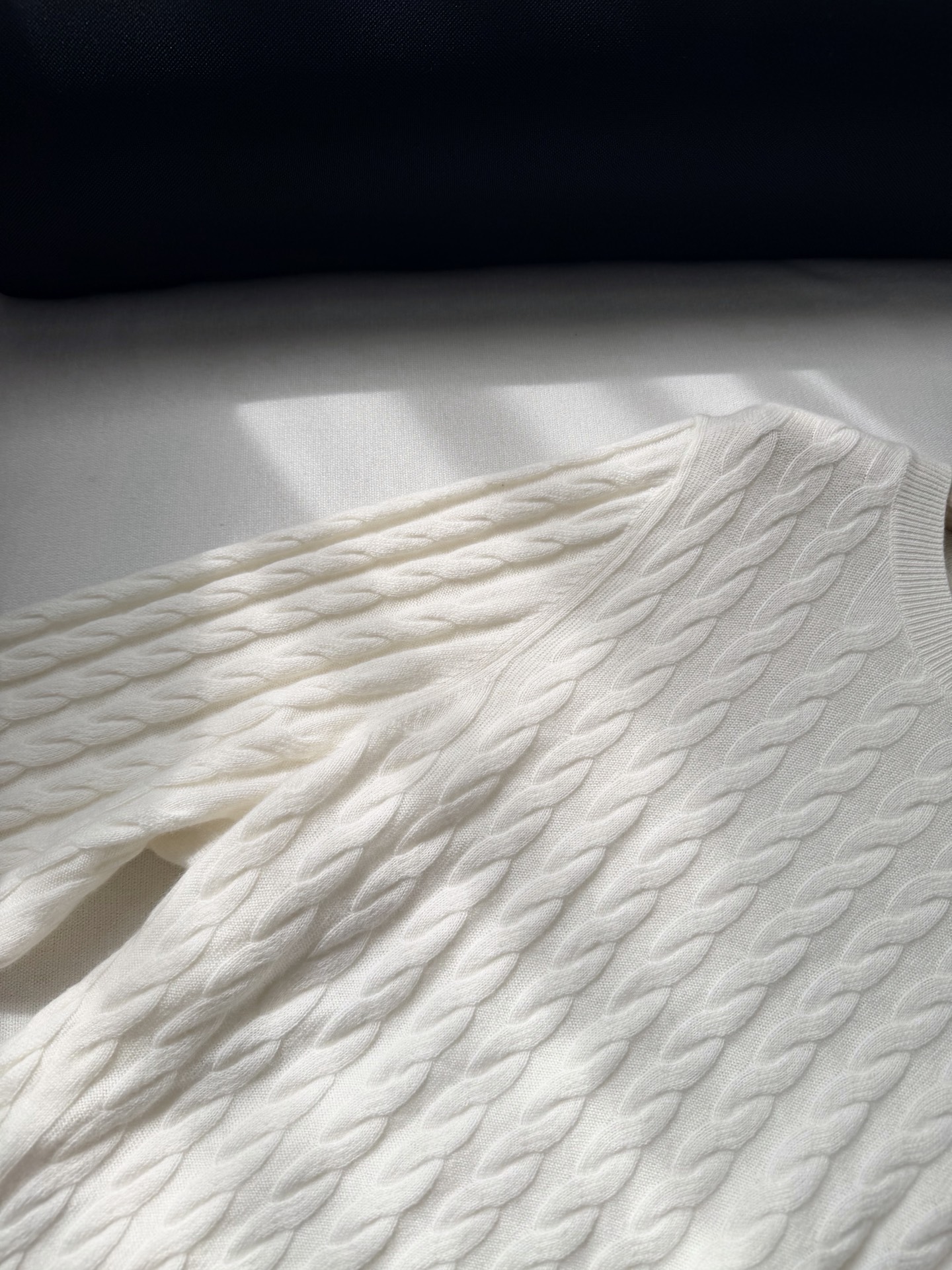 现货‼️‼️/经典绞花毛衣✨温润的奶油色，散发恰到好处的静谧感，材质选用上乘的羊毛，贴身质感是无拟的享受