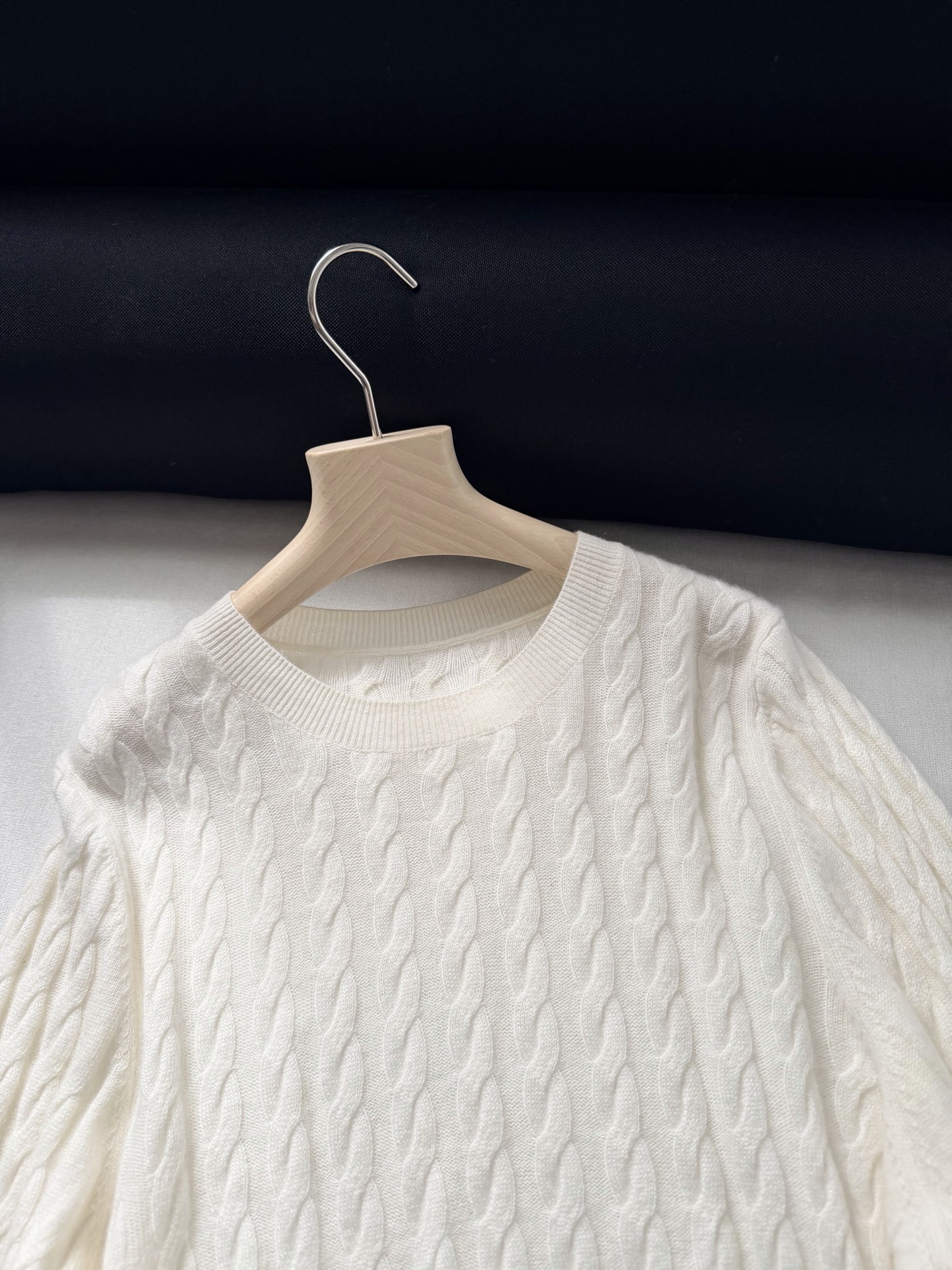 现货‼️‼️/经典绞花毛衣✨温润的奶油色，散发恰到好处的静谧感，材质选用上乘的羊毛，贴身质感是无拟的享受