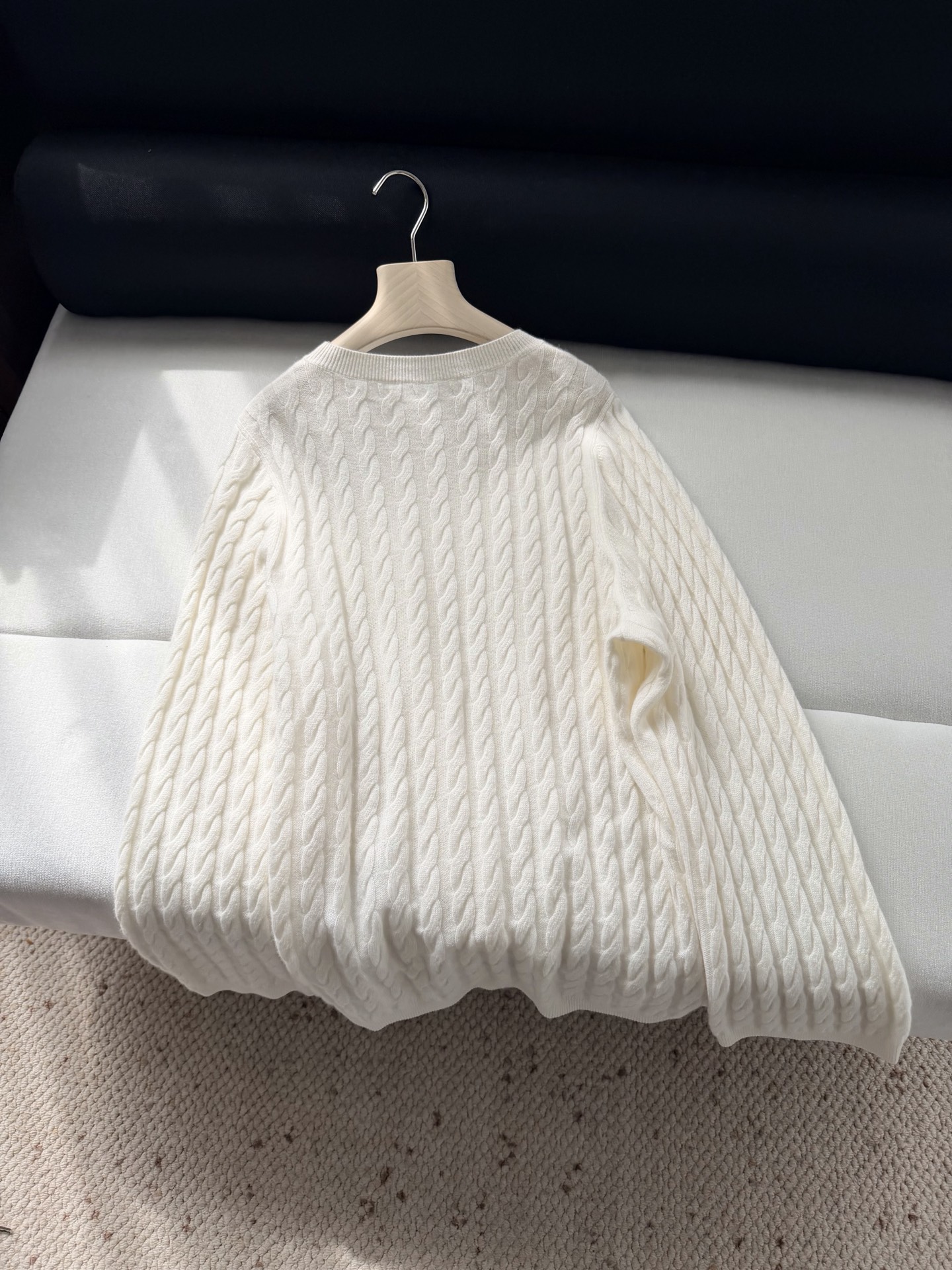 现货‼️‼️/经典绞花毛衣✨温润的奶油色，散发恰到好处的静谧感，材质选用上乘的羊毛，贴身质感是无拟的享受