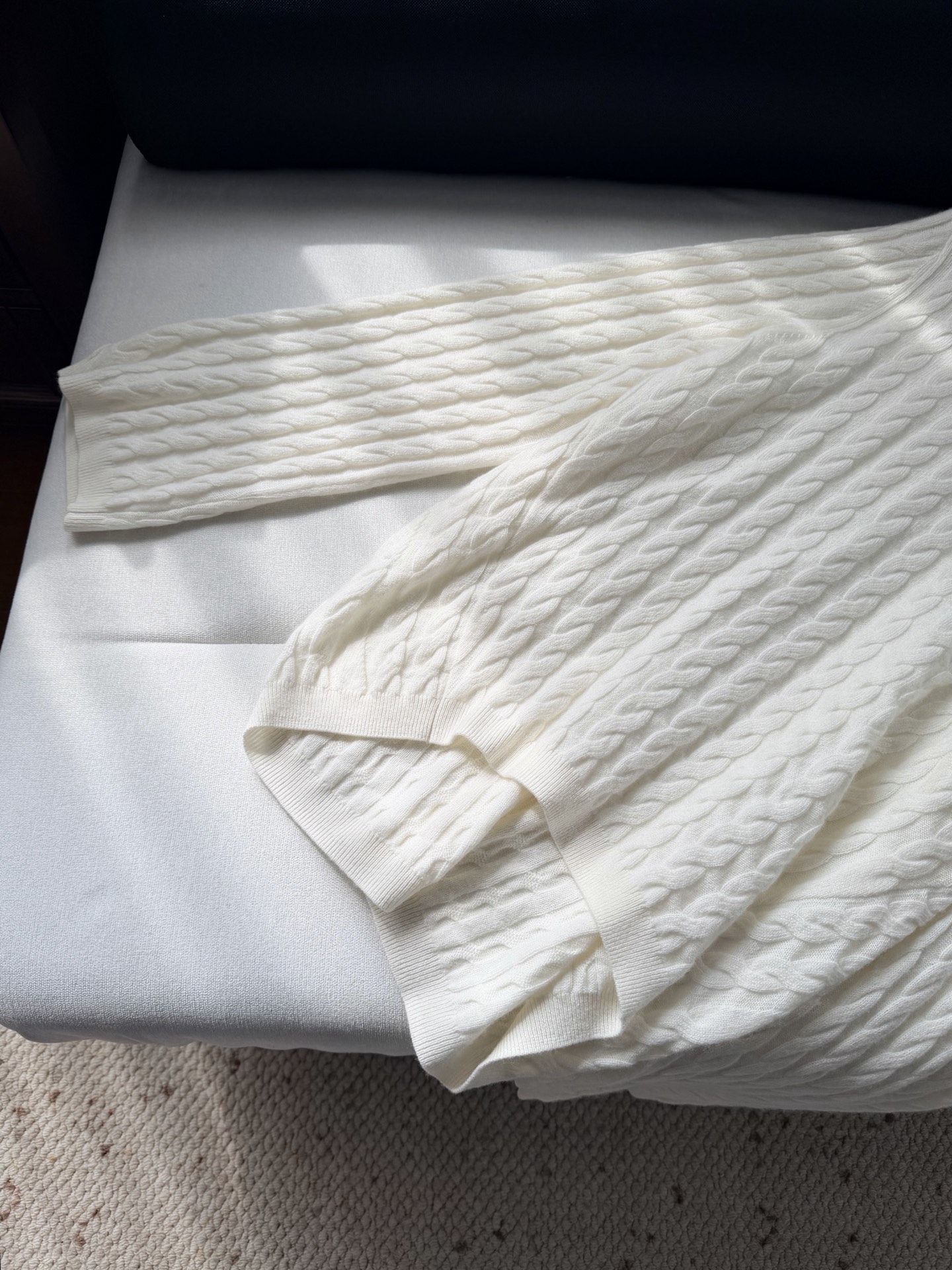 现货‼️‼️/经典绞花毛衣✨温润的奶油色，散发恰到好处的静谧感，材质选用上乘的羊毛，贴身质感是无拟的享受