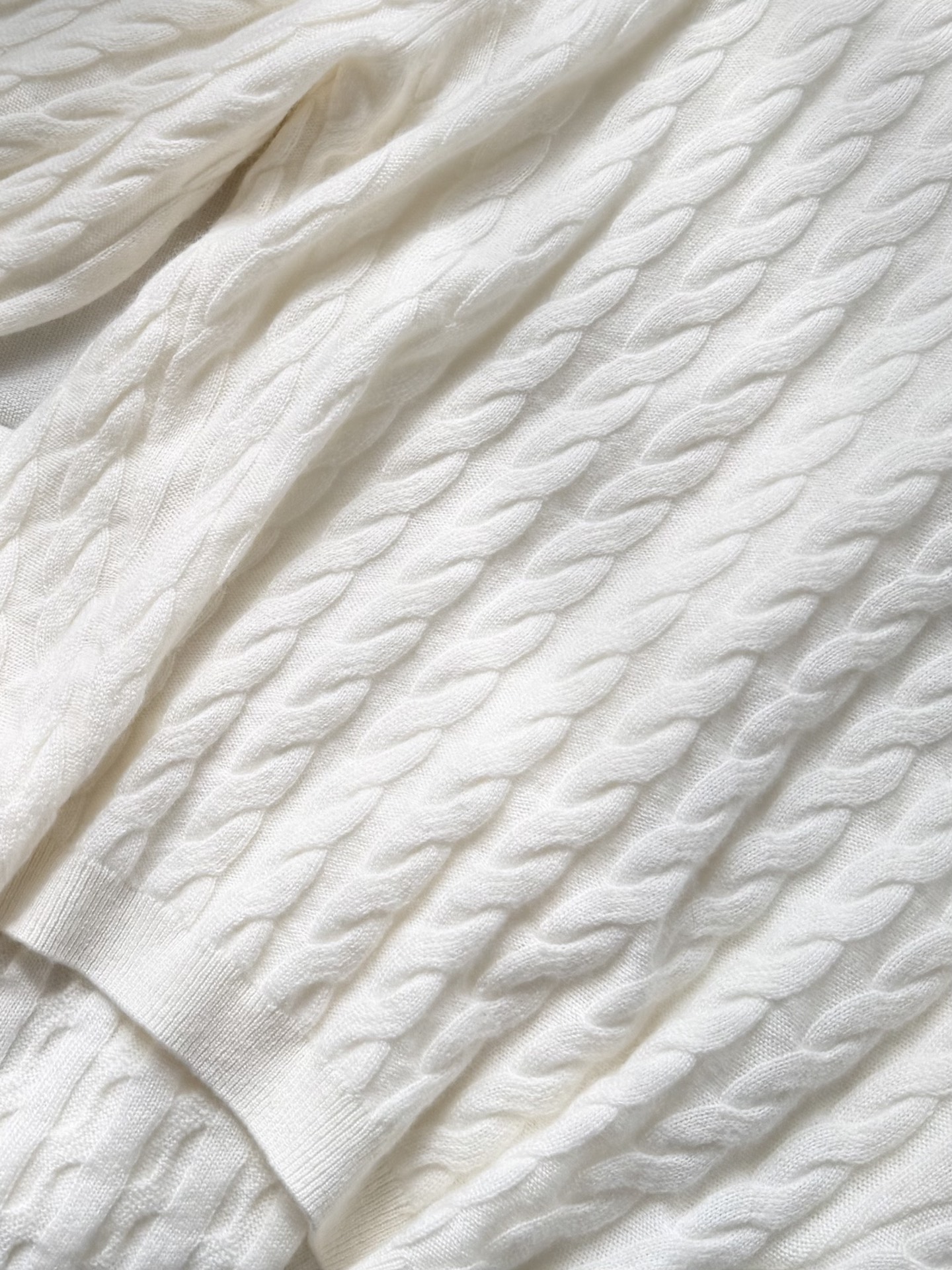 现货‼️‼️/经典绞花毛衣✨温润的奶油色，散发恰到好处的静谧感，材质选用上乘的羊毛，贴身质感是无拟的享受