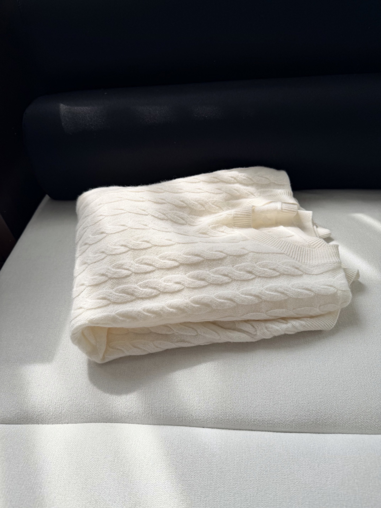 现货‼️‼️/经典绞花毛衣✨温润的奶油色，散发恰到好处的静谧感，材质选用上乘的羊毛，贴身质感是无拟的享受