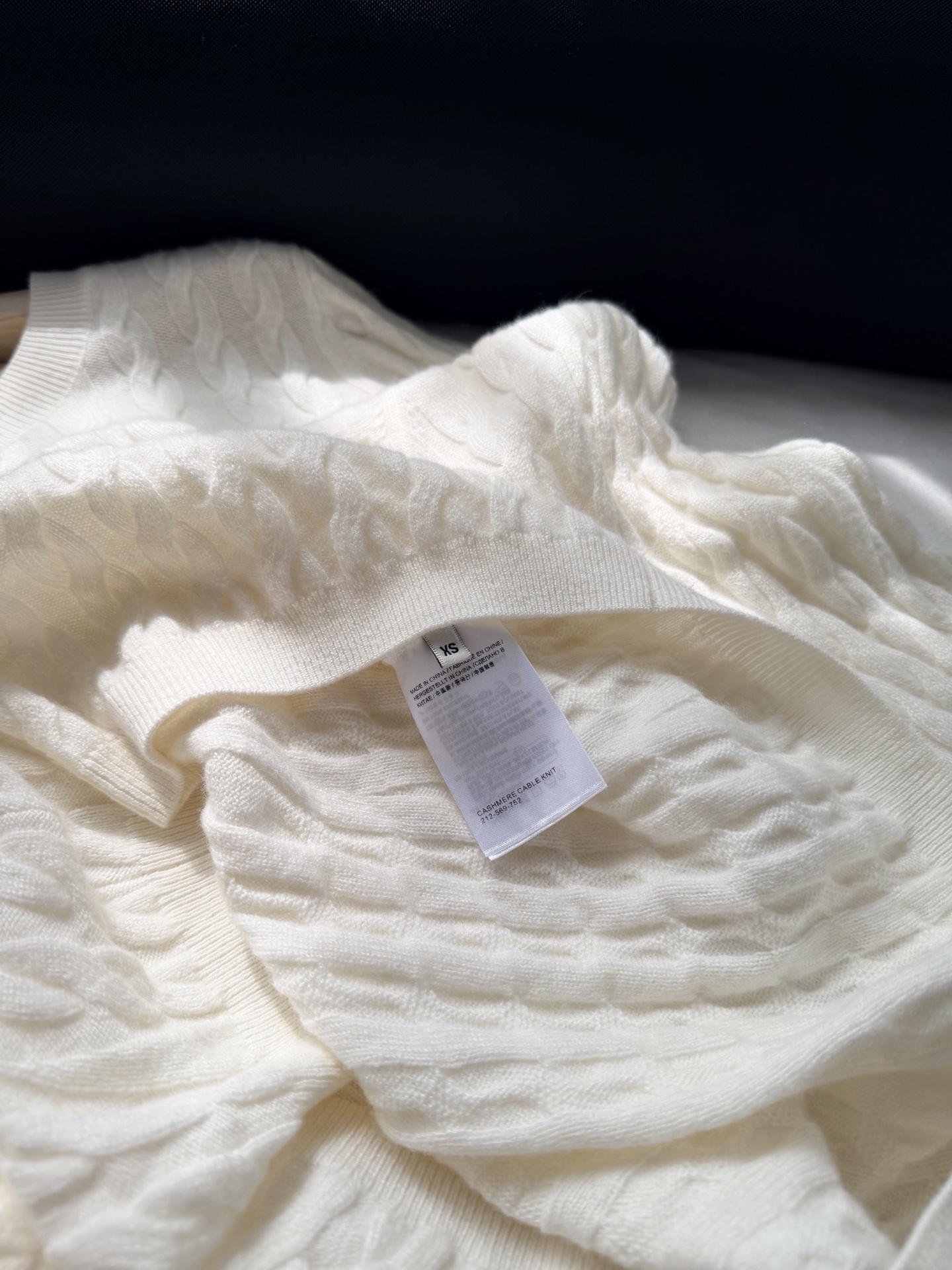 现货‼️‼️/经典绞花毛衣✨温润的奶油色，散发恰到好处的静谧感，材质选用上乘的羊毛，贴身质感是无拟的享受