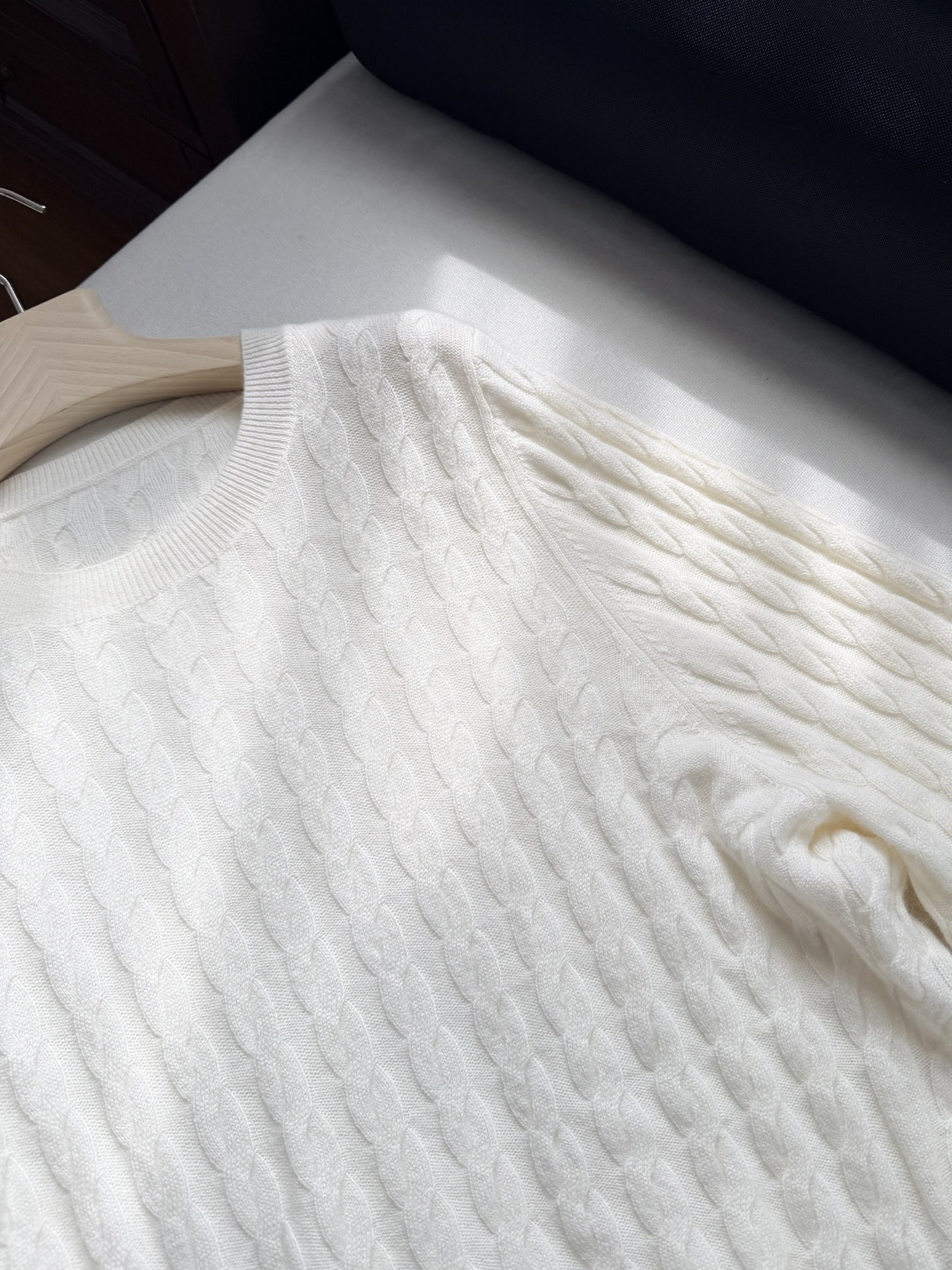 现货‼️‼️/经典绞花毛衣✨温润的奶油色，散发恰到好处的静谧感，材质选用上乘的羊毛，贴身质感是无拟的享受