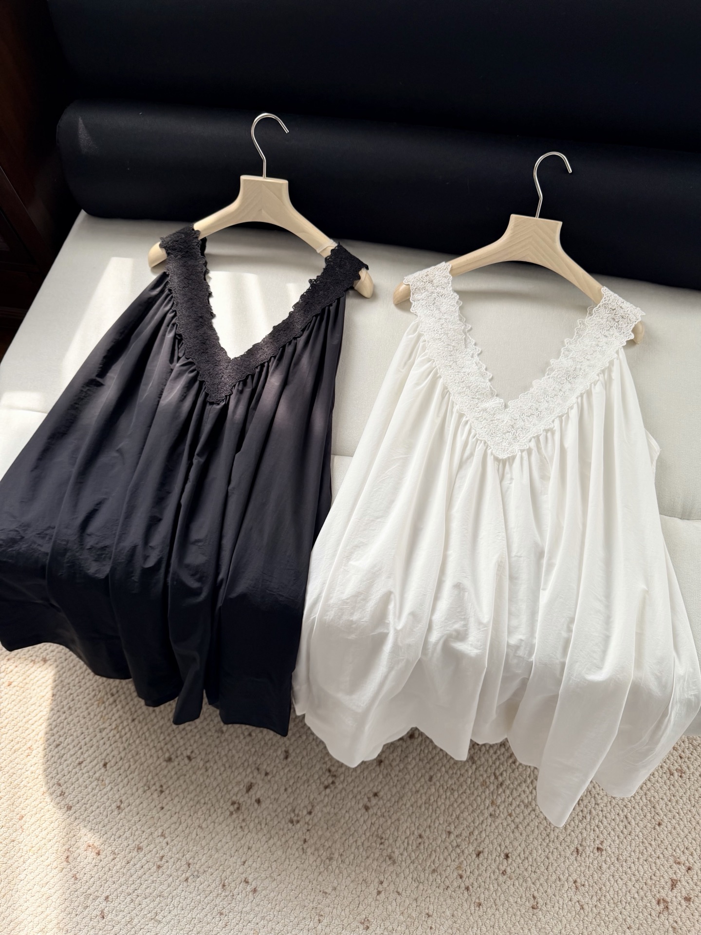 现货‼️‼️/蕾丝轻质塔夫绸连衣裙✨很宽松的版型，面料是有纸张脆生感，带细微褶皱机理的轻质尼龙塔夫绸，有