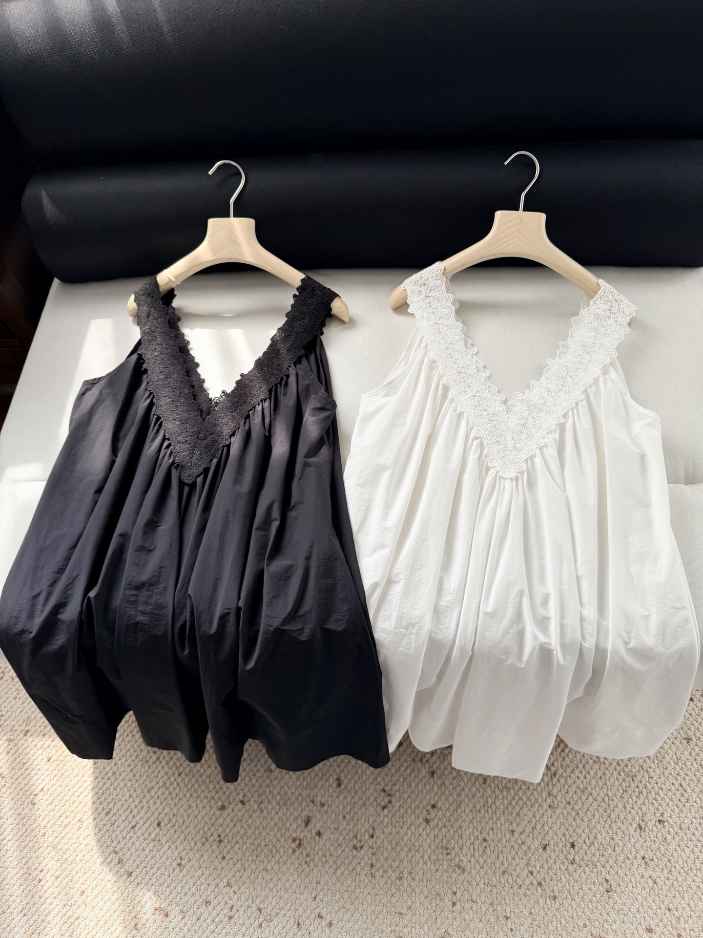 现货‼️‼️/蕾丝轻质塔夫绸连衣裙✨很宽松的版型，面料是有纸张脆生感，带细微褶皱机理的轻质尼龙塔夫绸，有