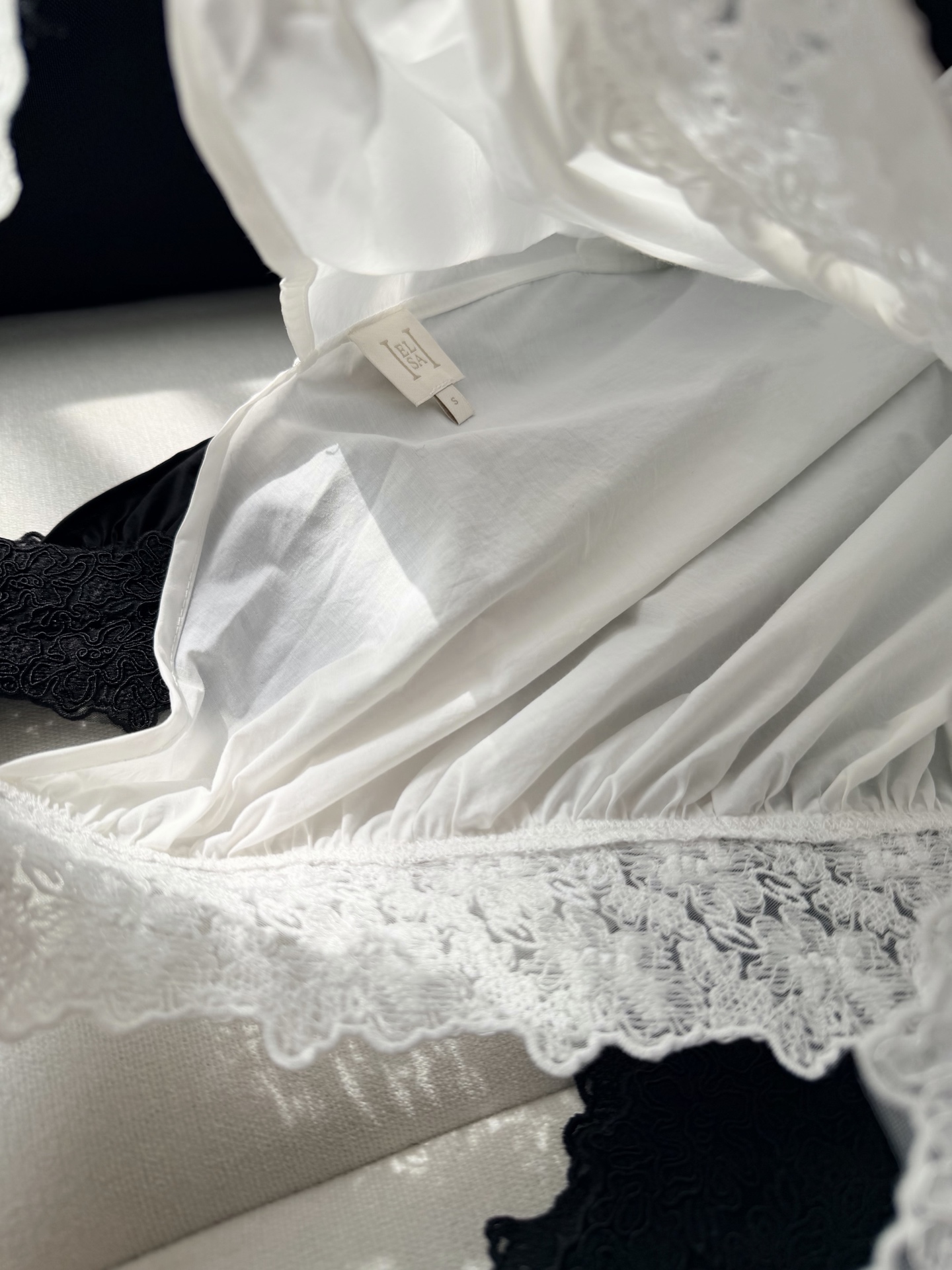 现货‼️‼️/蕾丝轻质塔夫绸连衣裙✨很宽松的版型，面料是有纸张脆生感，带细微褶皱机理的轻质尼龙塔夫绸，有