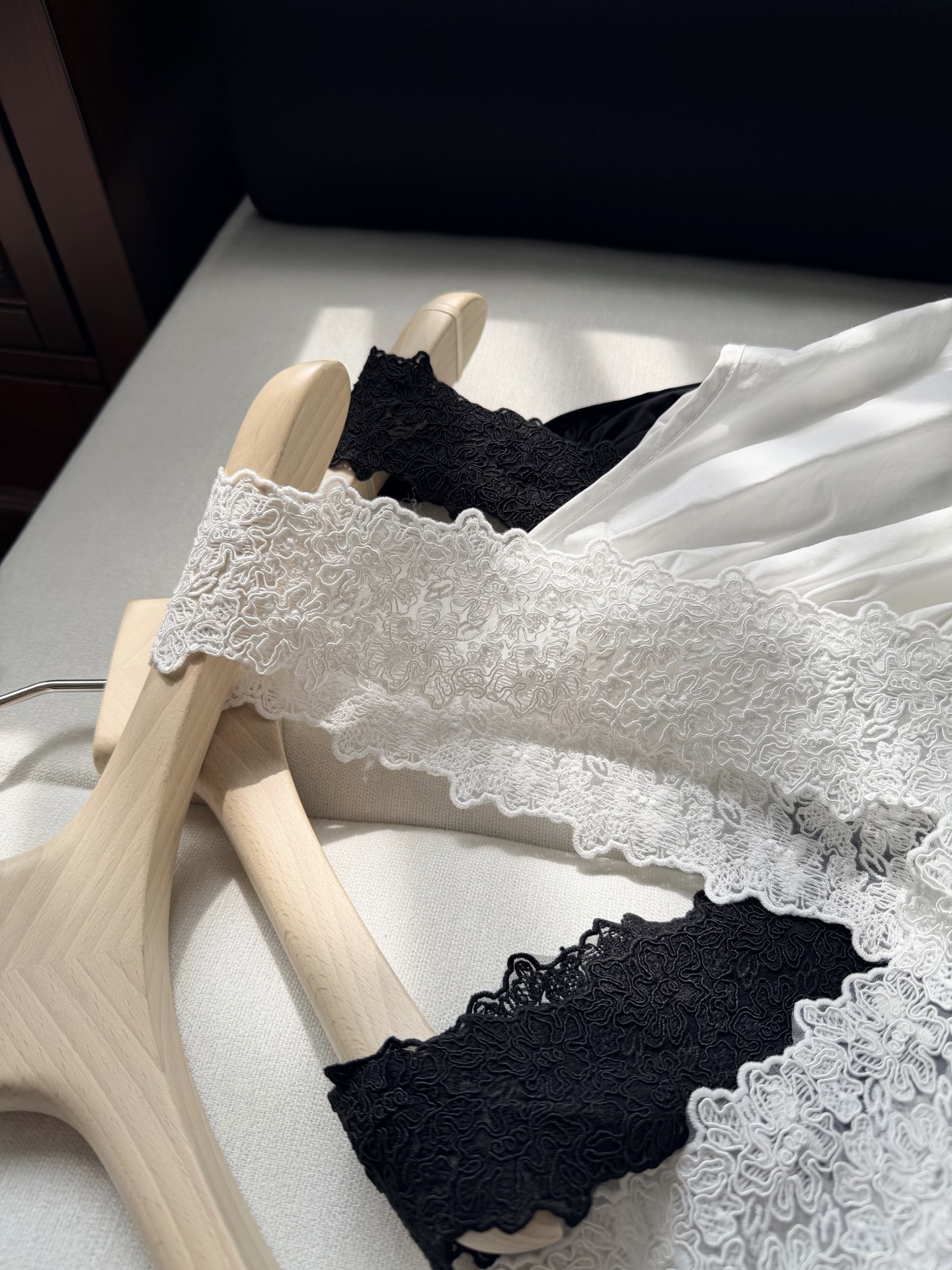 现货‼️‼️/蕾丝轻质塔夫绸连衣裙✨很宽松的版型，面料是有纸张脆生感，带细微褶皱机理的轻质尼龙塔夫绸，有