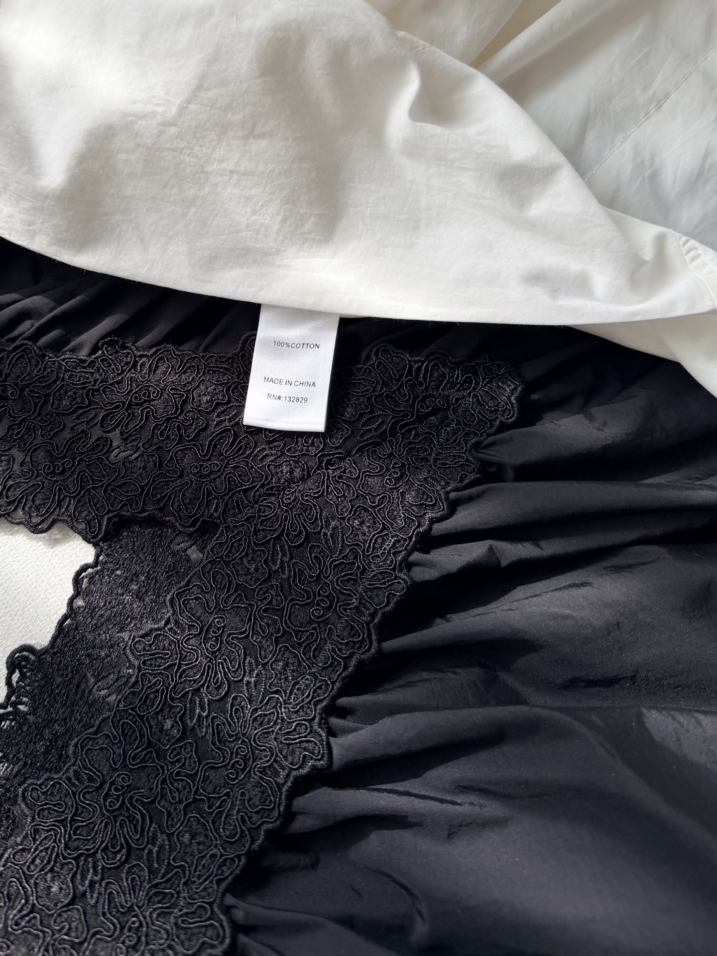 现货‼️‼️/蕾丝轻质塔夫绸连衣裙✨很宽松的版型，面料是有纸张脆生感，带细微褶皱机理的轻质尼龙塔夫绸，有