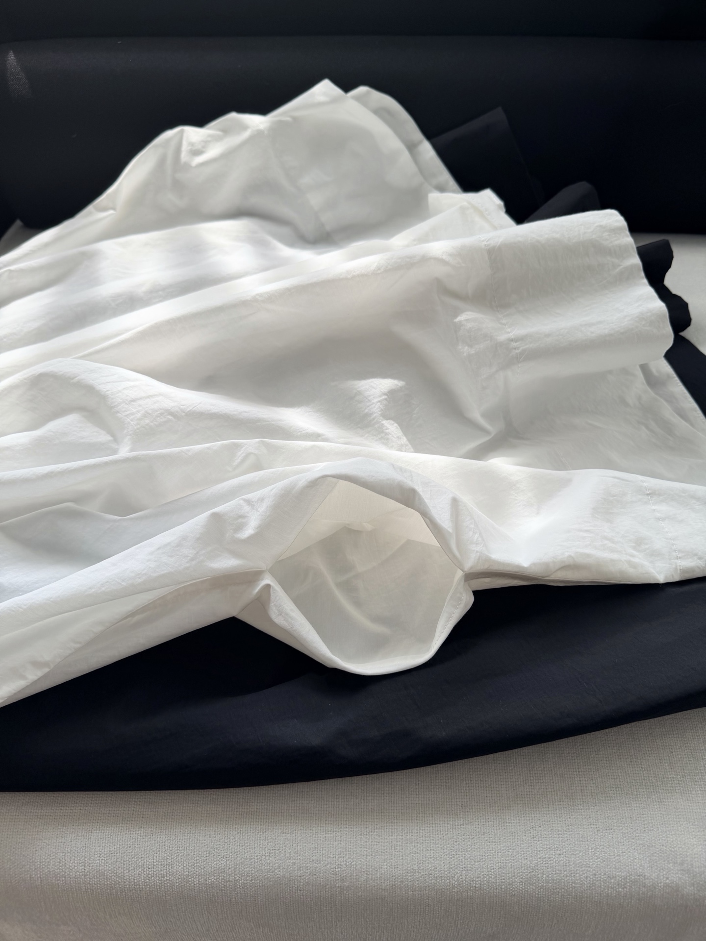 现货‼️‼️/蕾丝轻质塔夫绸连衣裙✨很宽松的版型，面料是有纸张脆生感，带细微褶皱机理的轻质尼龙塔夫绸，有