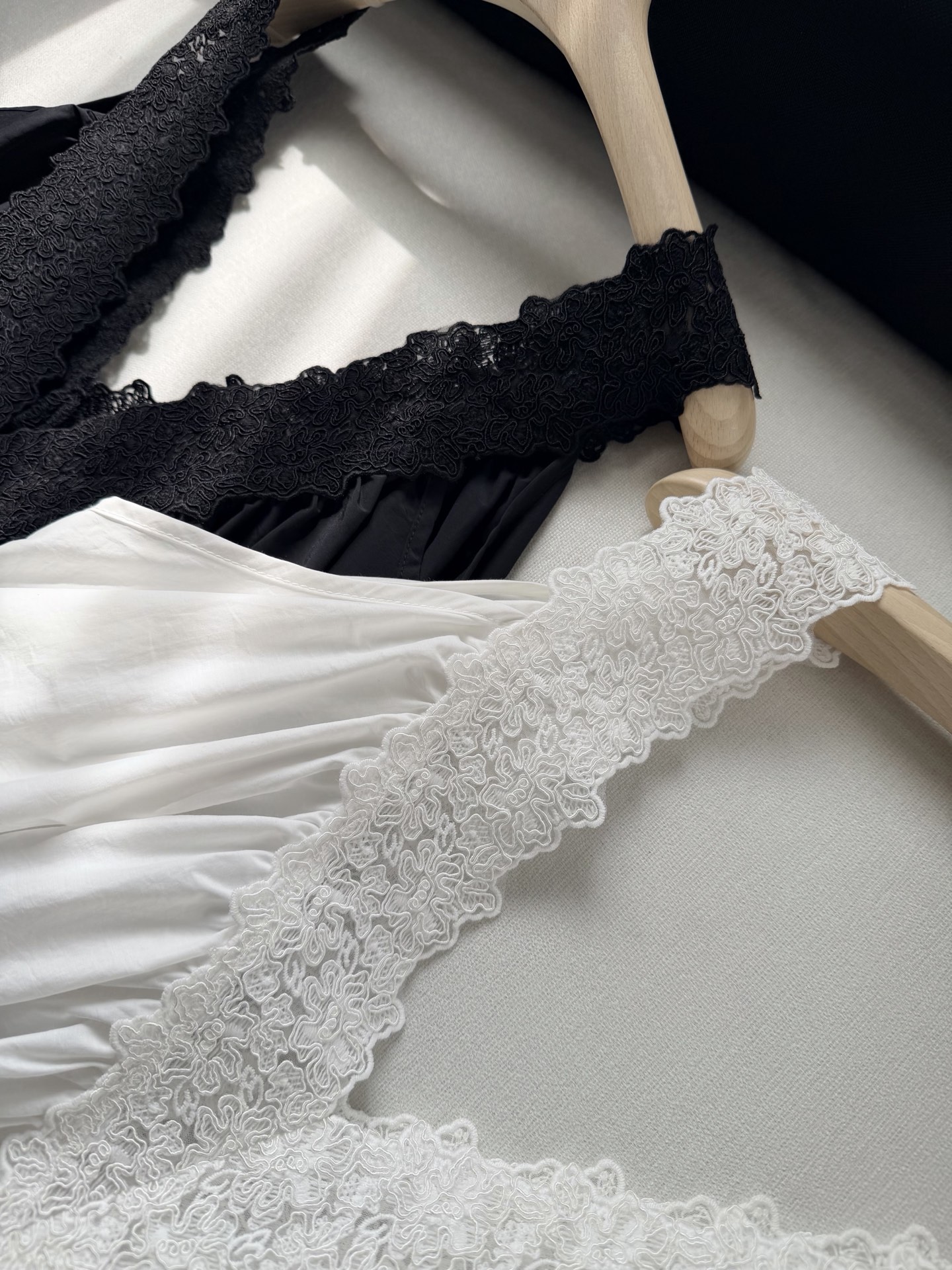 现货‼️‼️/蕾丝轻质塔夫绸连衣裙✨很宽松的版型，面料是有纸张脆生感，带细微褶皱机理的轻质尼龙塔夫绸，有