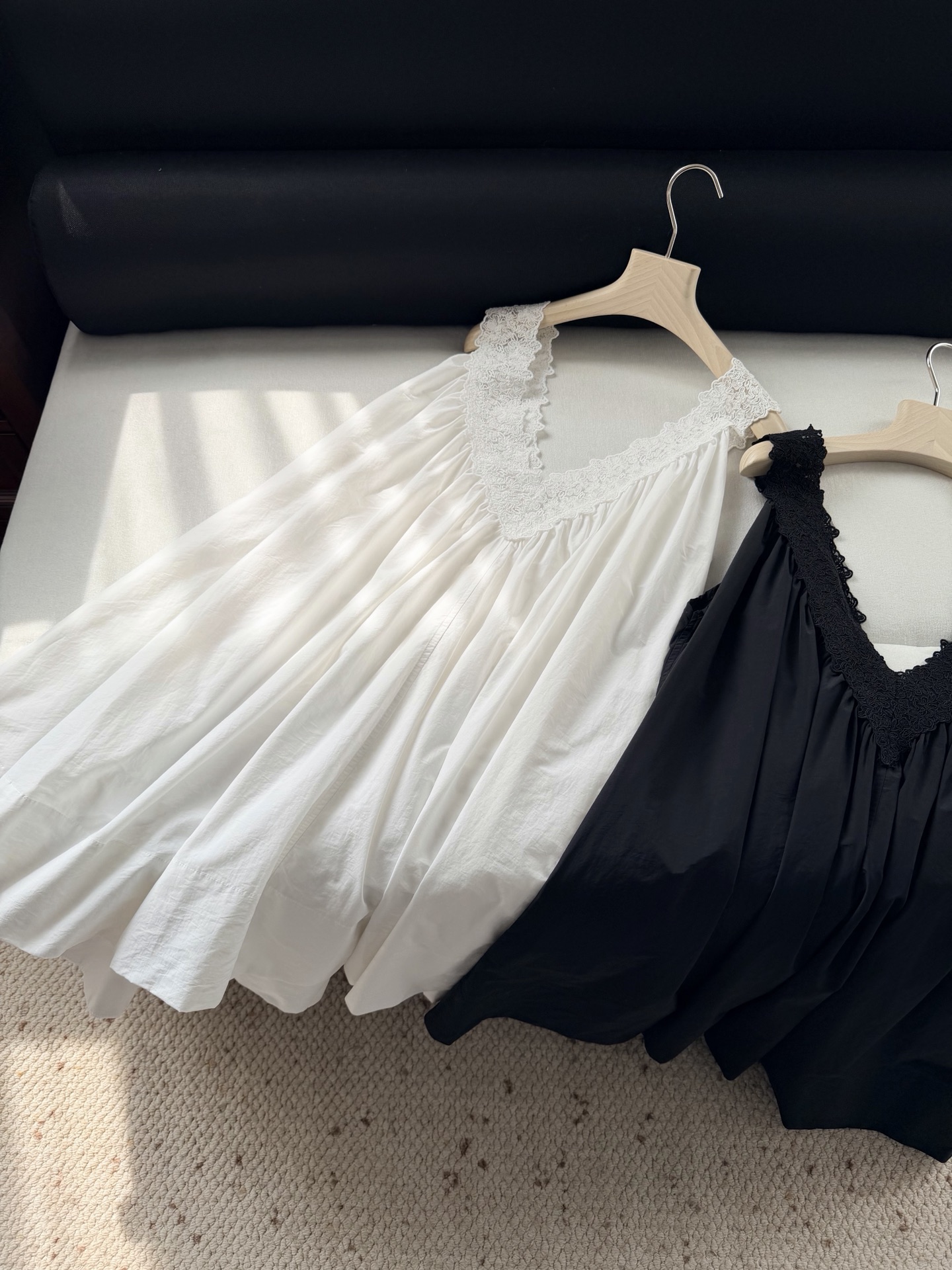 现货‼️‼️/蕾丝轻质塔夫绸连衣裙✨很宽松的版型，面料是有纸张脆生感，带细微褶皱机理的轻质尼龙塔夫绸，有