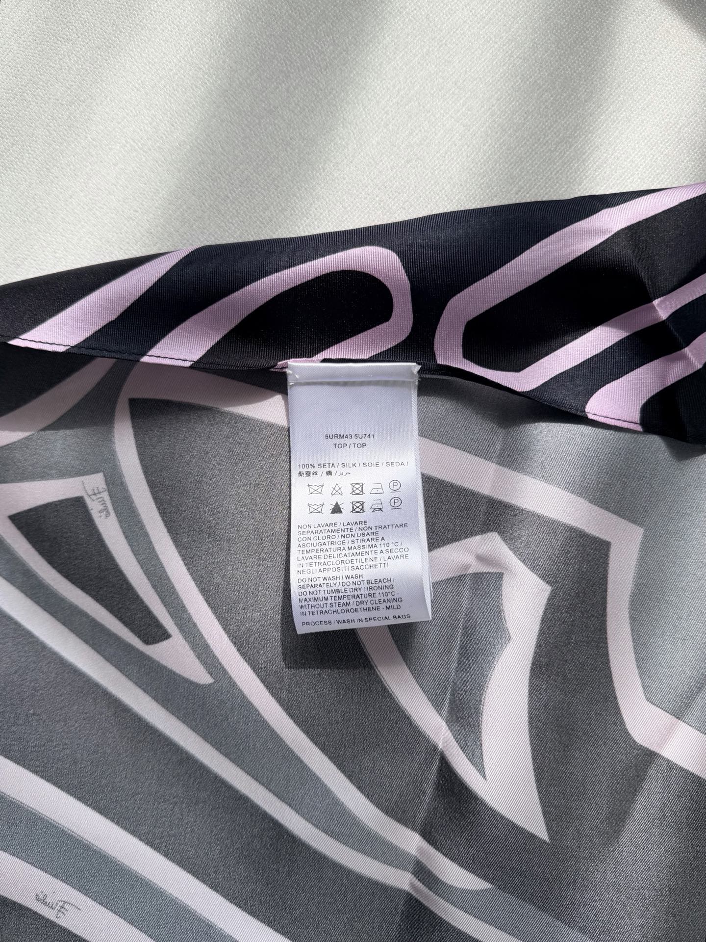 翻单‼️‼️L3/lride印花上衣✨100%斜纹绸真丝、全身标志性几何漩涡印花，挂脖露背系带设计，每一