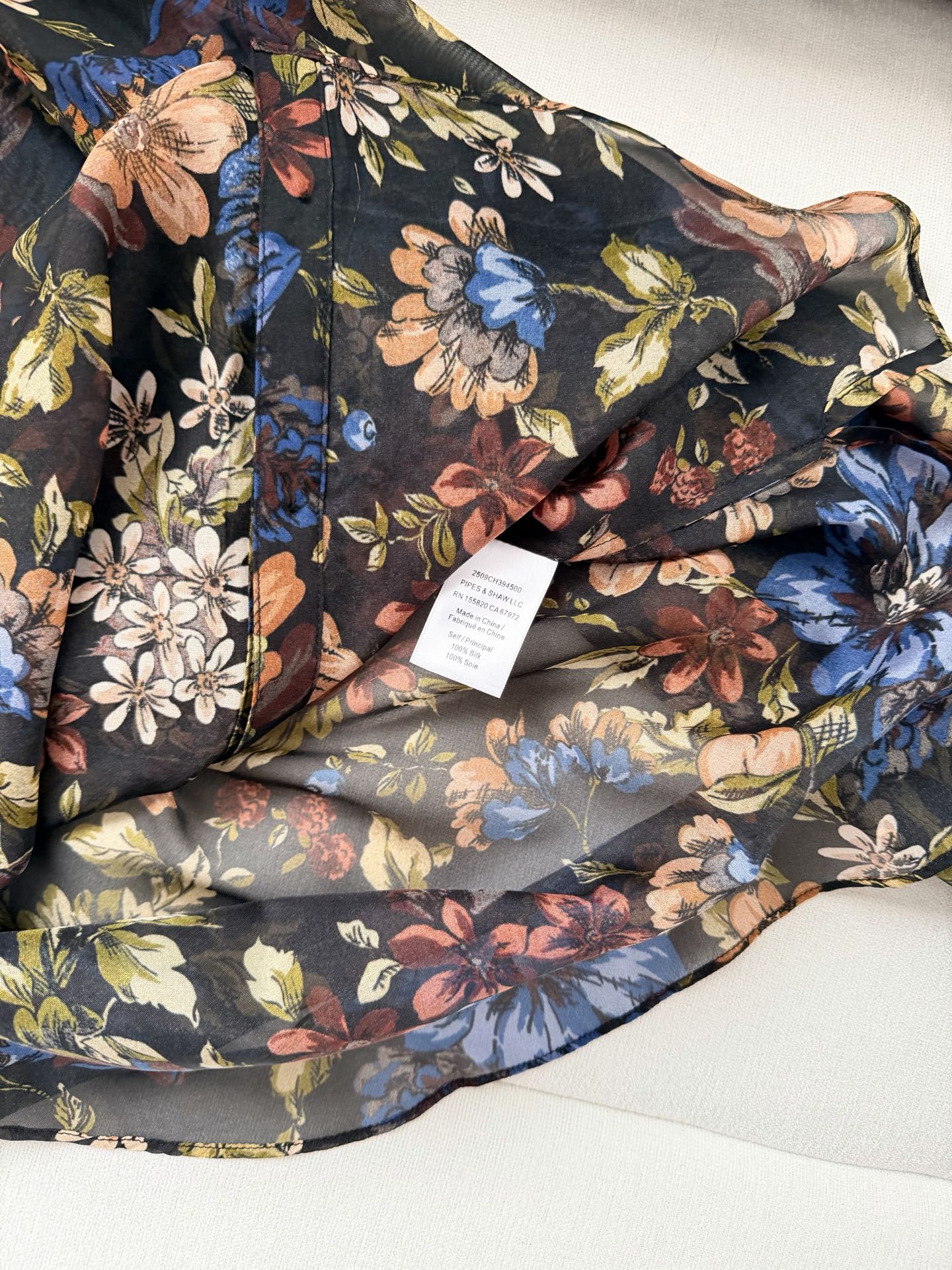 现货‼️‼️/真丝印花衬衫✨100%乔其真丝 轻盈透气、“Ashlynn”衬衫以鲜艳的花卉图案为底色，圆