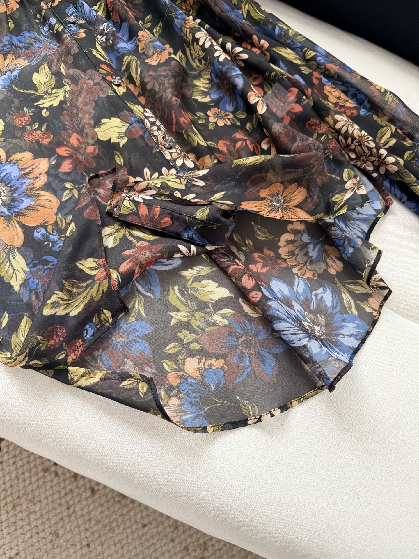 现货‼️‼️/真丝印花衬衫✨100%乔其真丝 轻盈透气、“Ashlynn”衬衫以鲜艳的花卉图案为底色，圆