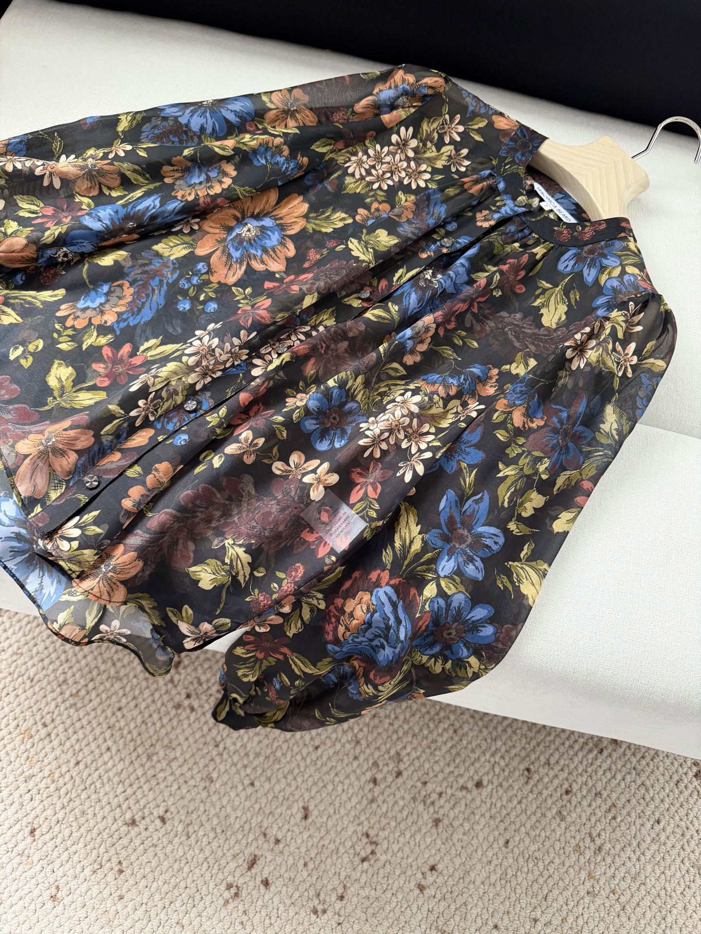 现货‼️‼️/真丝印花衬衫✨100%乔其真丝 轻盈透气、“Ashlynn”衬衫以鲜艳的花卉图案为底色，圆