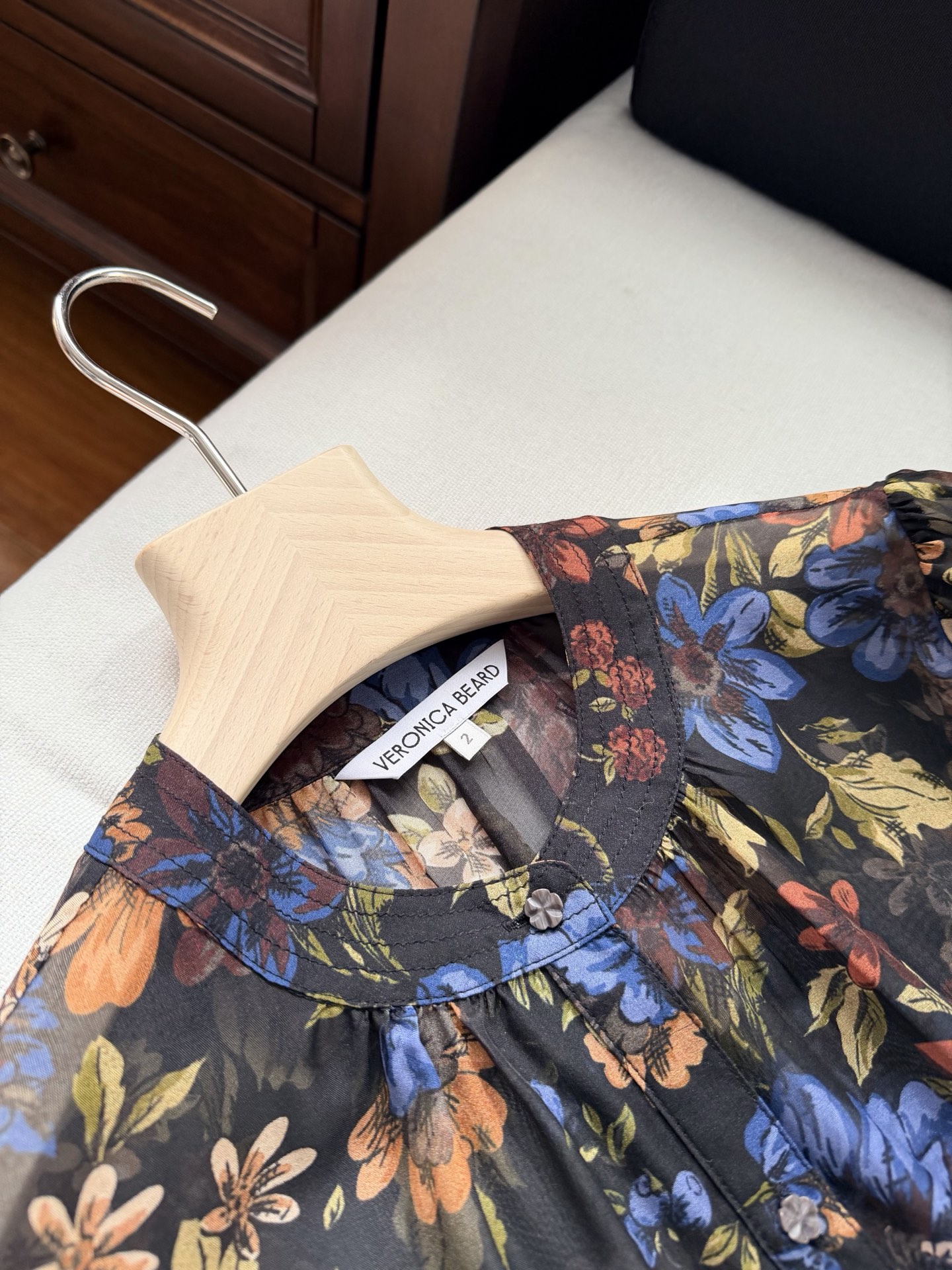 现货‼️‼️/真丝印花衬衫✨100%乔其真丝 轻盈透气、“Ashlynn”衬衫以鲜艳的花卉图案为底色，圆