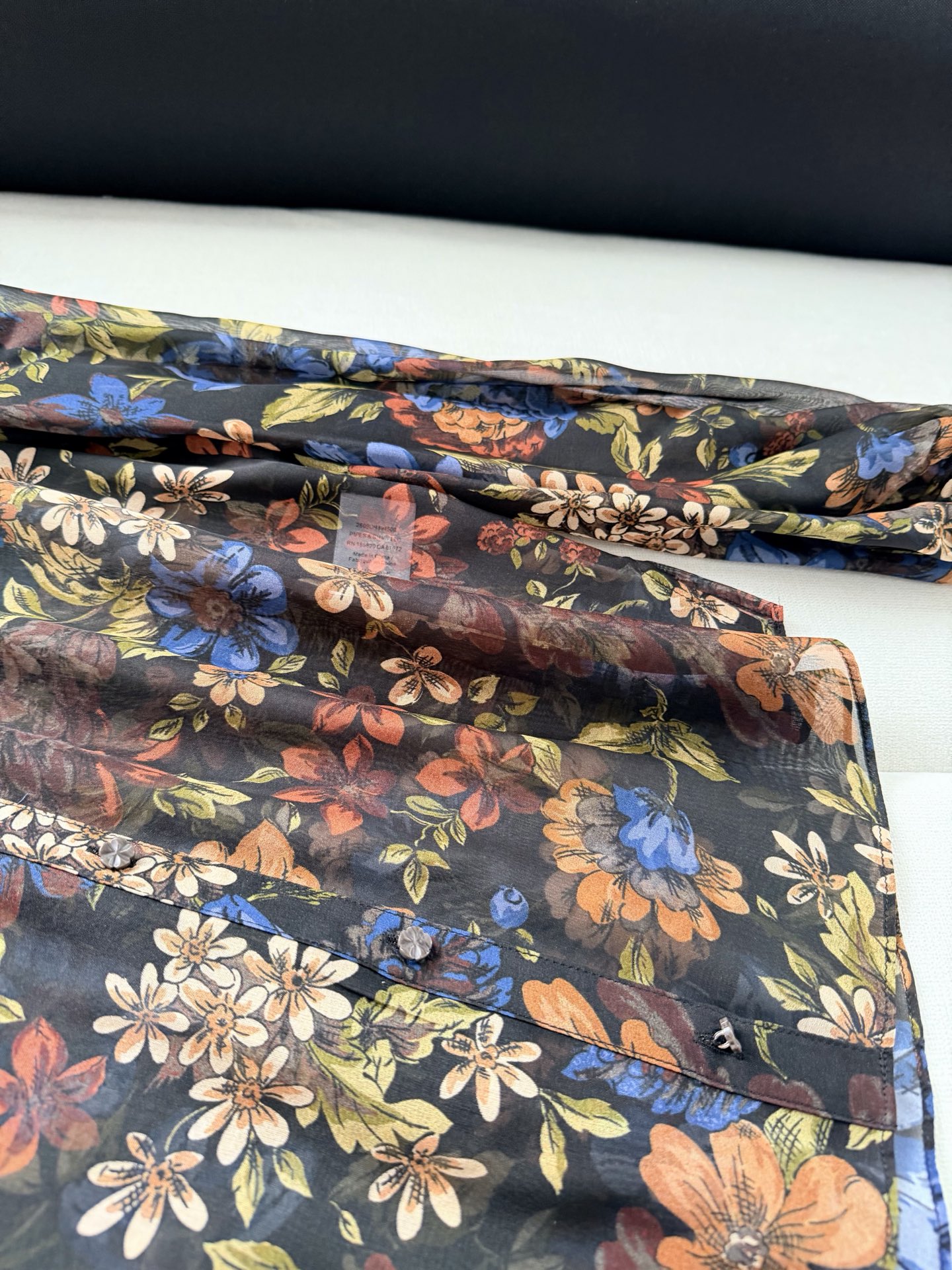 现货‼️‼️/真丝印花衬衫✨100%乔其真丝 轻盈透气、“Ashlynn”衬衫以鲜艳的花卉图案为底色，圆