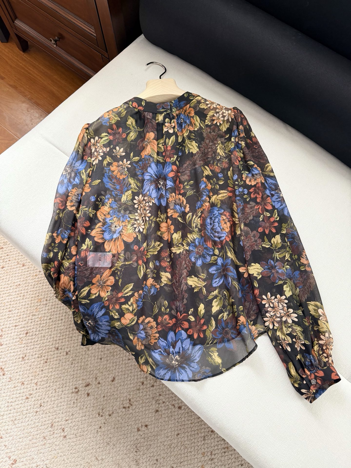 现货‼️‼️/真丝印花衬衫✨100%乔其真丝 轻盈透气、“Ashlynn”衬衫以鲜艳的花卉图案为底色，圆