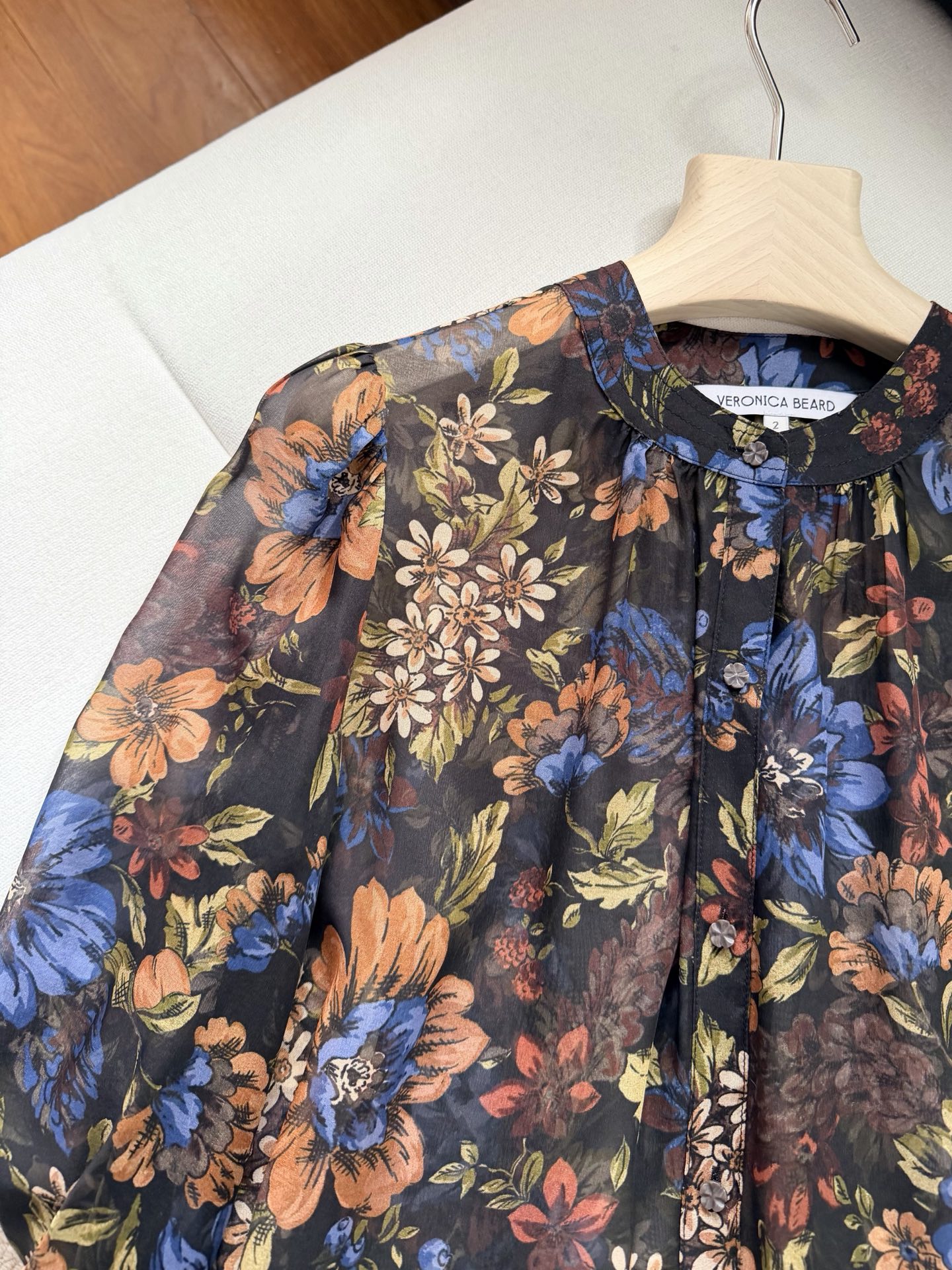 现货‼️‼️/真丝印花衬衫✨100%乔其真丝 轻盈透气、“Ashlynn”衬衫以鲜艳的花卉图案为底色，圆