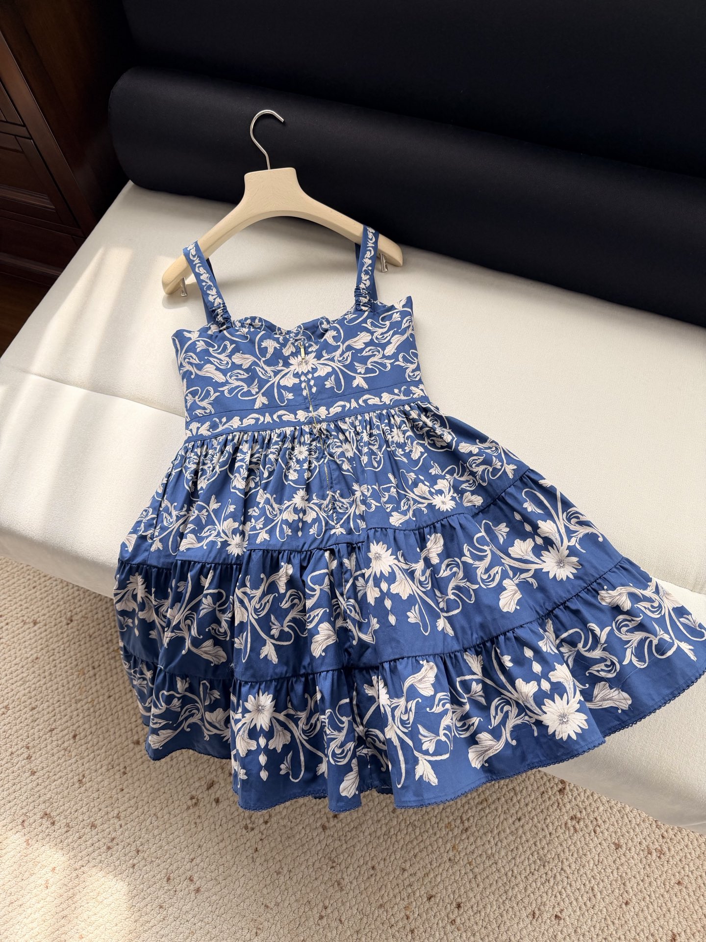 现货‼️‼️/吊带连衣裙✨纯棉材质衬以自然的肌理，让花色更轻灵，无全身定位还原裁剪，非常考验印花技术的，