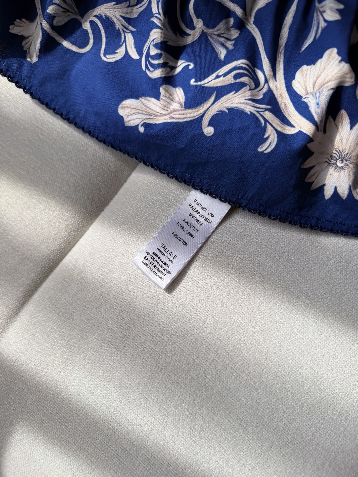 现货‼️‼️/吊带连衣裙✨纯棉材质衬以自然的肌理，让花色更轻灵，无全身定位还原裁剪，非常考验印花技术的，