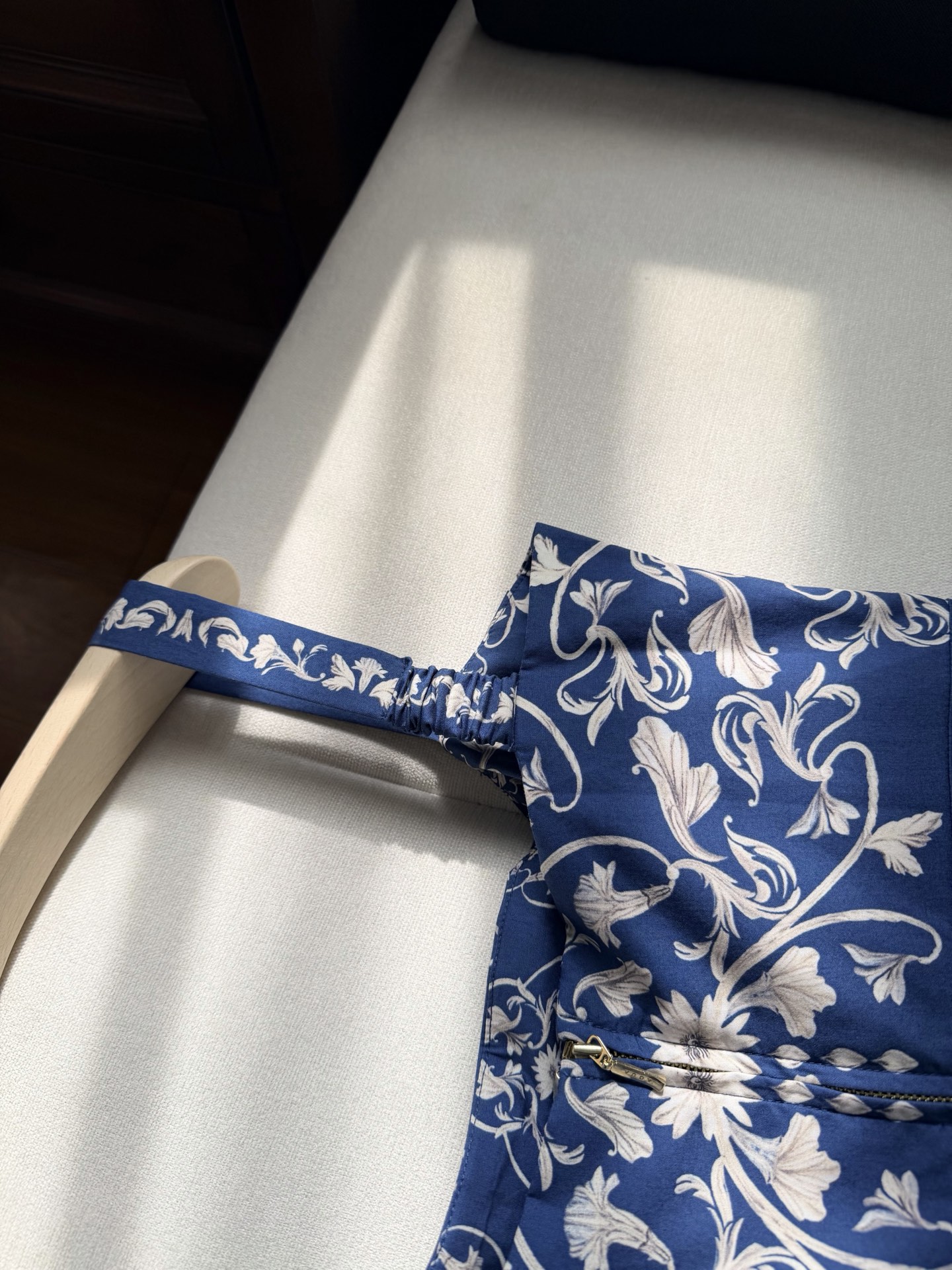 现货‼️‼️/吊带连衣裙✨纯棉材质衬以自然的肌理，让花色更轻灵，无全身定位还原裁剪，非常考验印花技术的，