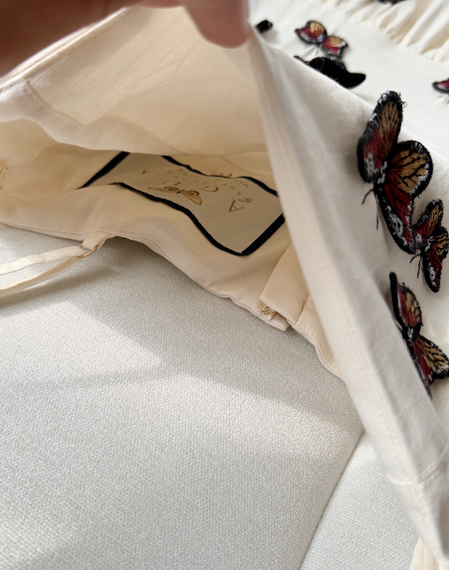 现货‼️‼️/蝴蝶🦋吊带连衣裙✨灵感自与象征着希望、重生与蜕变的哥伦比亚黄色蝴蝶，精选原生亚麻面料，致敬