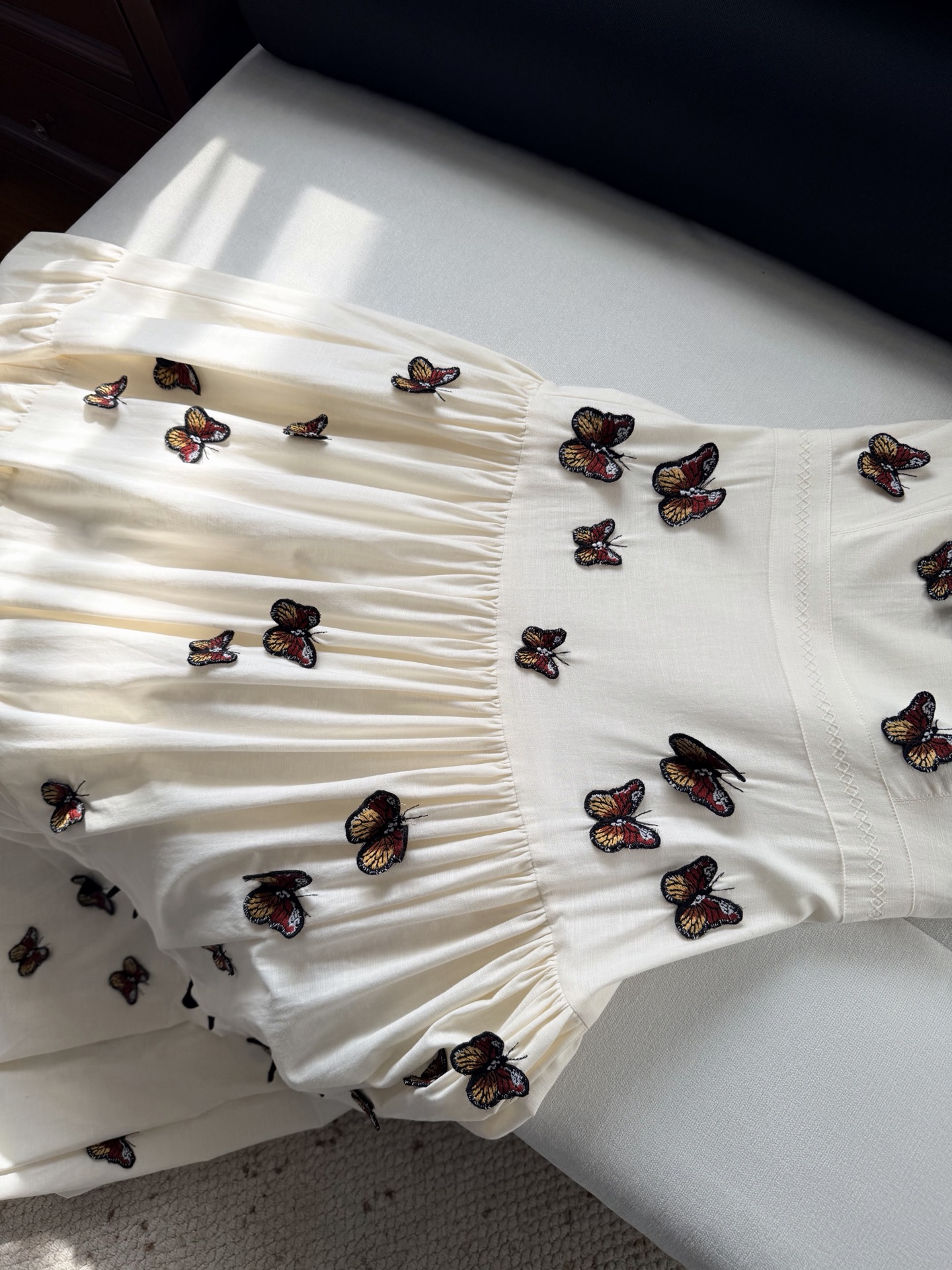 现货‼️‼️/蝴蝶🦋吊带连衣裙✨灵感自与象征着希望、重生与蜕变的哥伦比亚黄色蝴蝶，精选原生亚麻面料，致敬