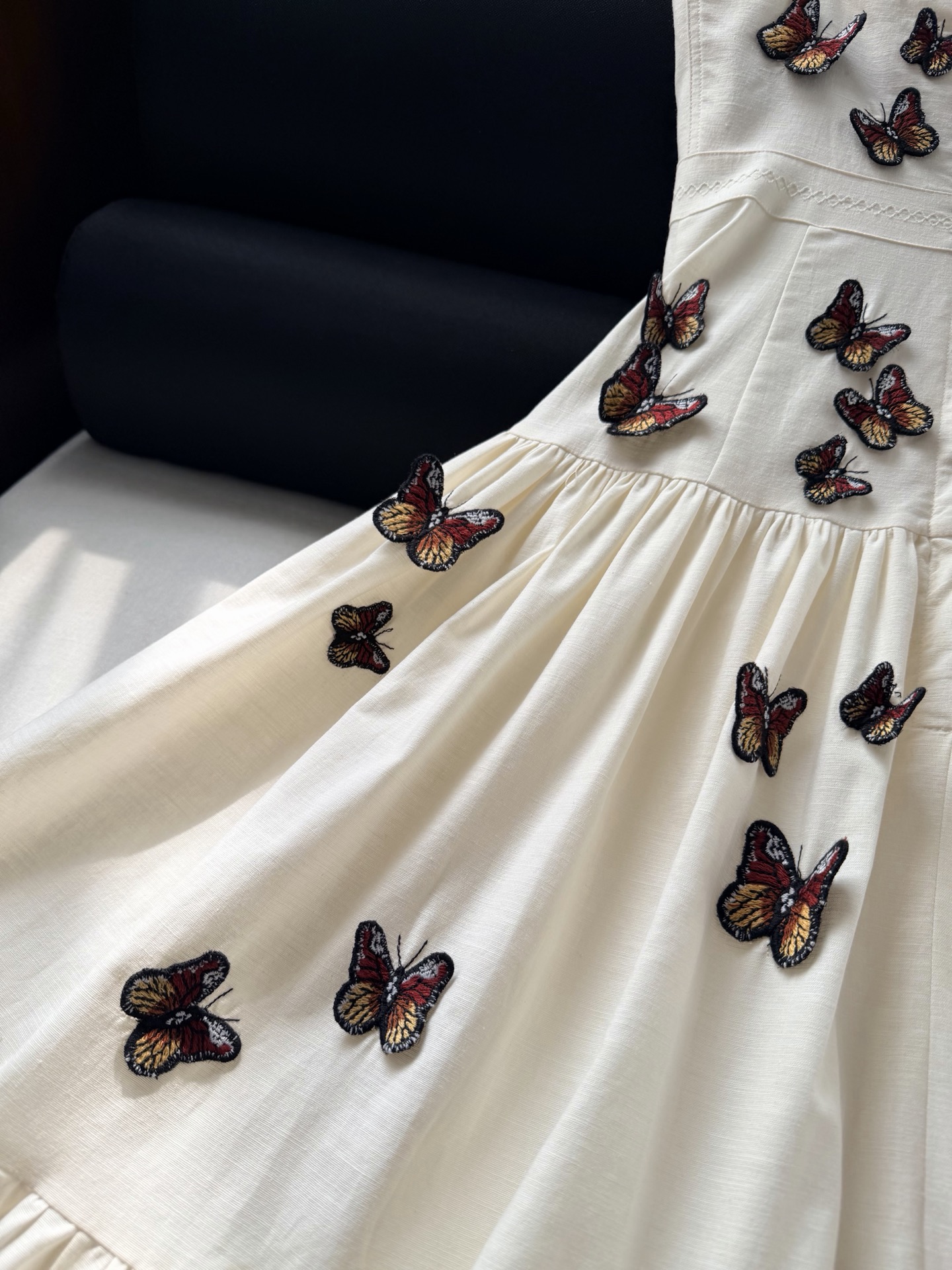 现货‼️‼️/蝴蝶🦋吊带连衣裙✨灵感自与象征着希望、重生与蜕变的哥伦比亚黄色蝴蝶，精选原生亚麻面料，致敬