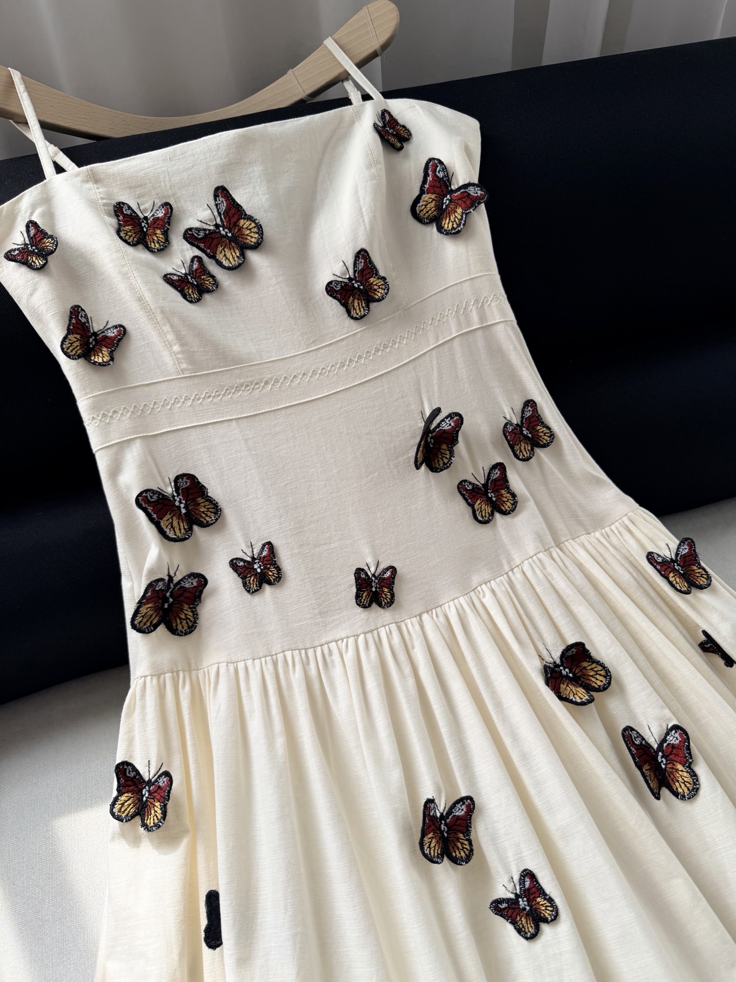 现货‼️‼️/蝴蝶🦋吊带连衣裙✨灵感自与象征着希望、重生与蜕变的哥伦比亚黄色蝴蝶，精选原生亚麻面料，致敬