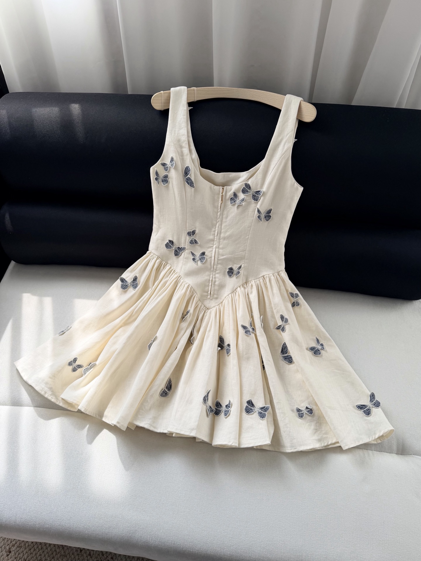 现货‼️‼️/立体蝴蝶连衣裙✨灵感自与象征着希望、重生与蜕变的蝴蝶，精选原生亚麻面料，致敬大自然美丽的馈