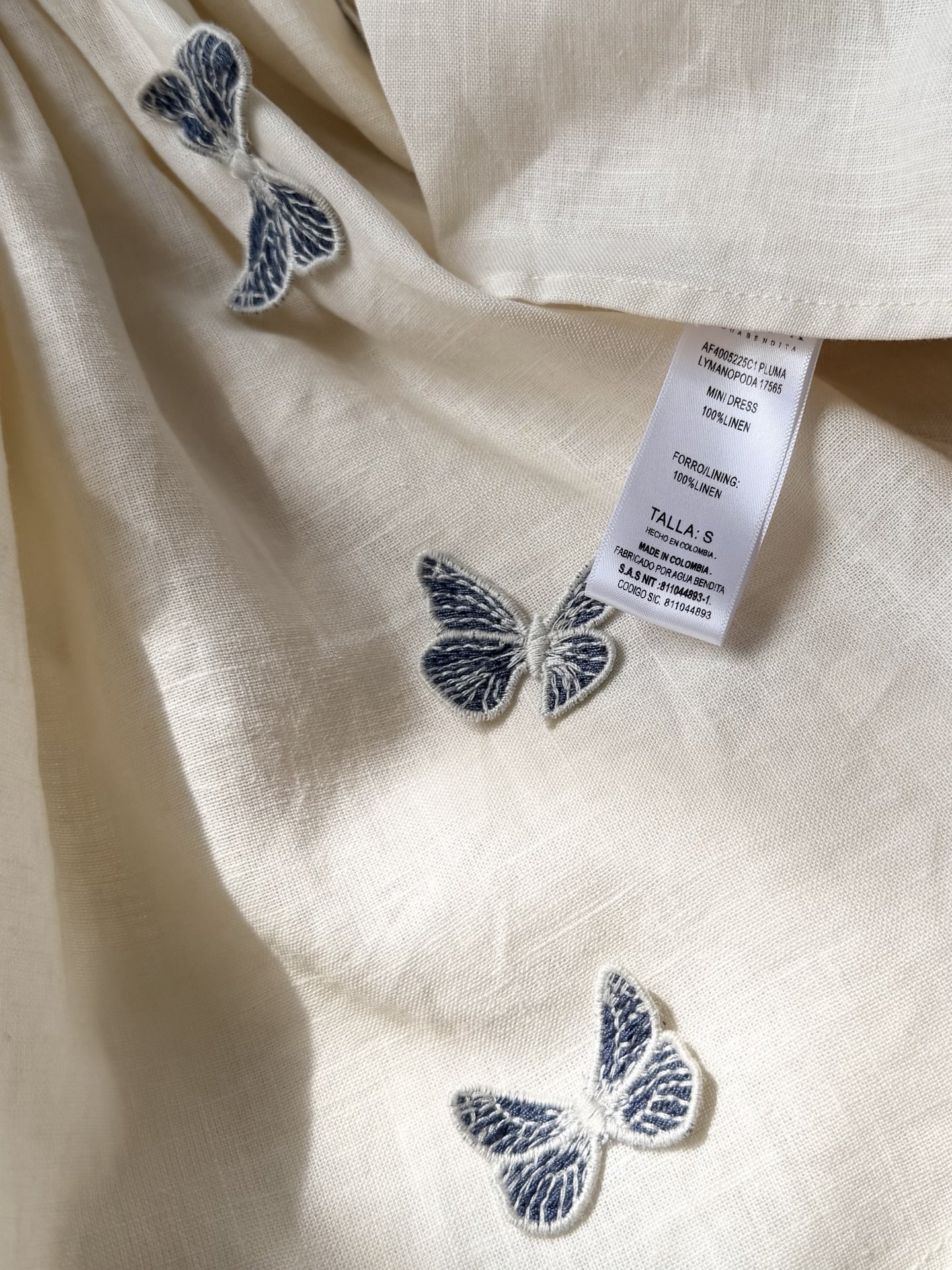 现货‼️‼️/立体蝴蝶连衣裙✨灵感自与象征着希望、重生与蜕变的蝴蝶，精选原生亚麻面料，致敬大自然美丽的馈