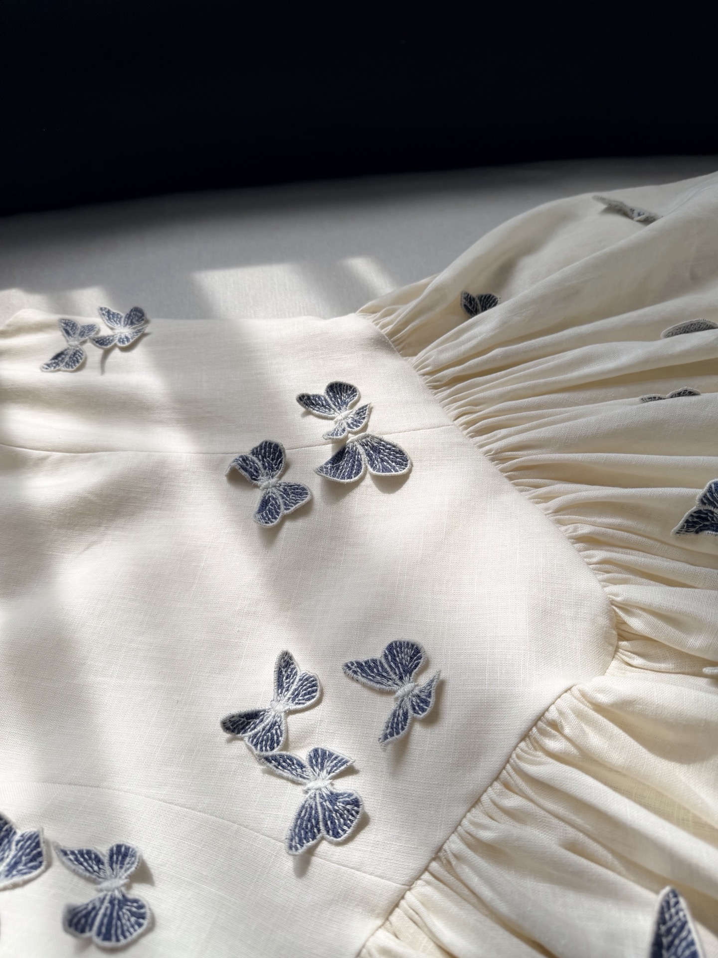 现货‼️‼️/立体蝴蝶连衣裙✨灵感自与象征着希望、重生与蜕变的蝴蝶，精选原生亚麻面料，致敬大自然美丽的馈