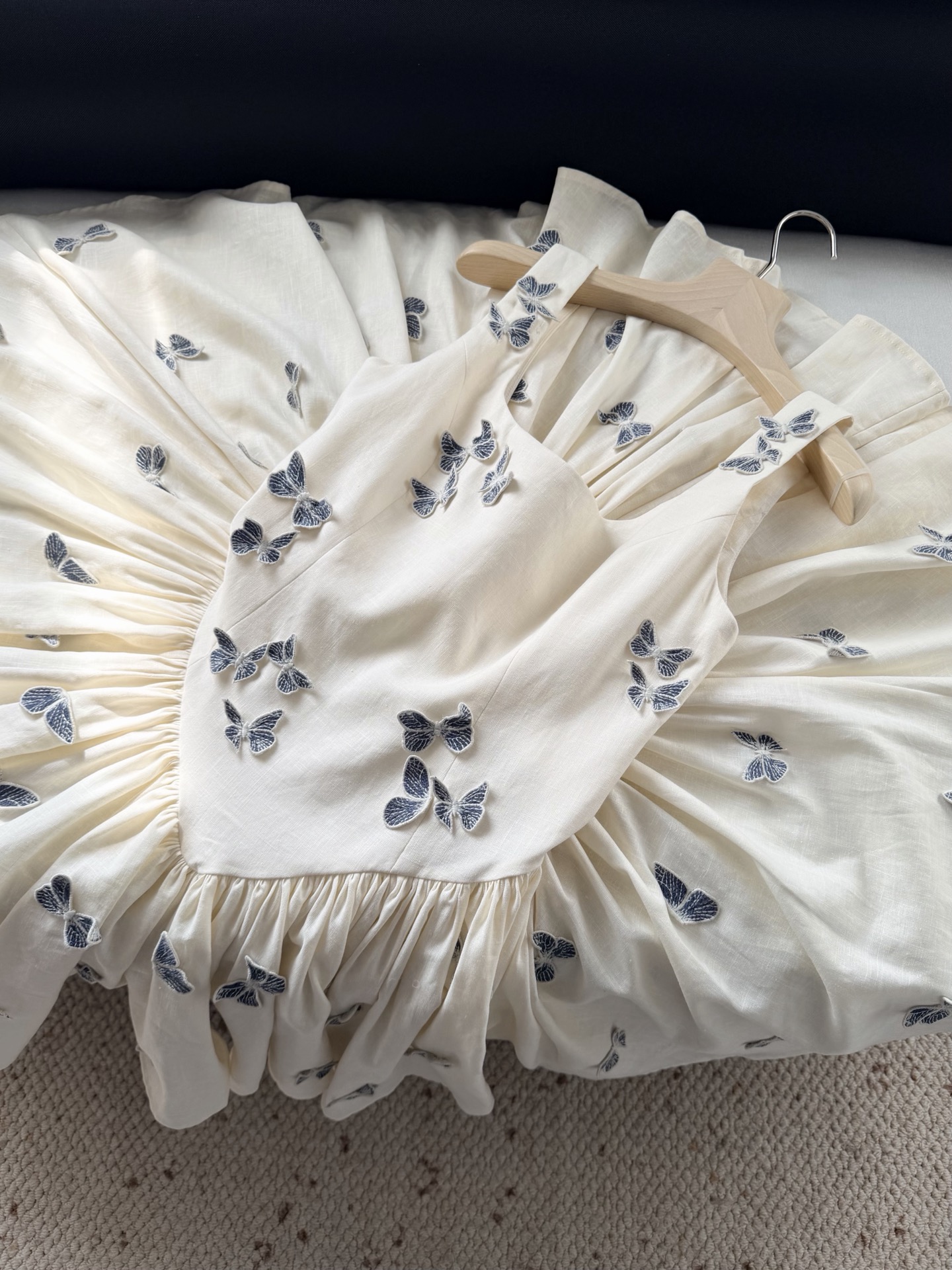 现货‼️‼️/立体蝴蝶连衣裙✨灵感自与象征着希望、重生与蜕变的蝴蝶，精选原生亚麻面料，致敬大自然美丽的馈