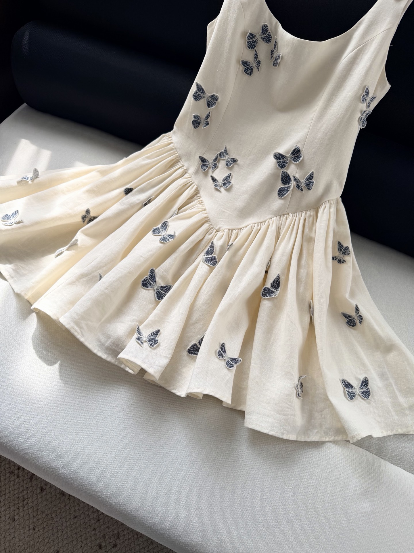 现货‼️‼️/立体蝴蝶连衣裙✨灵感自与象征着希望、重生与蜕变的蝴蝶，精选原生亚麻面料，致敬大自然美丽的馈