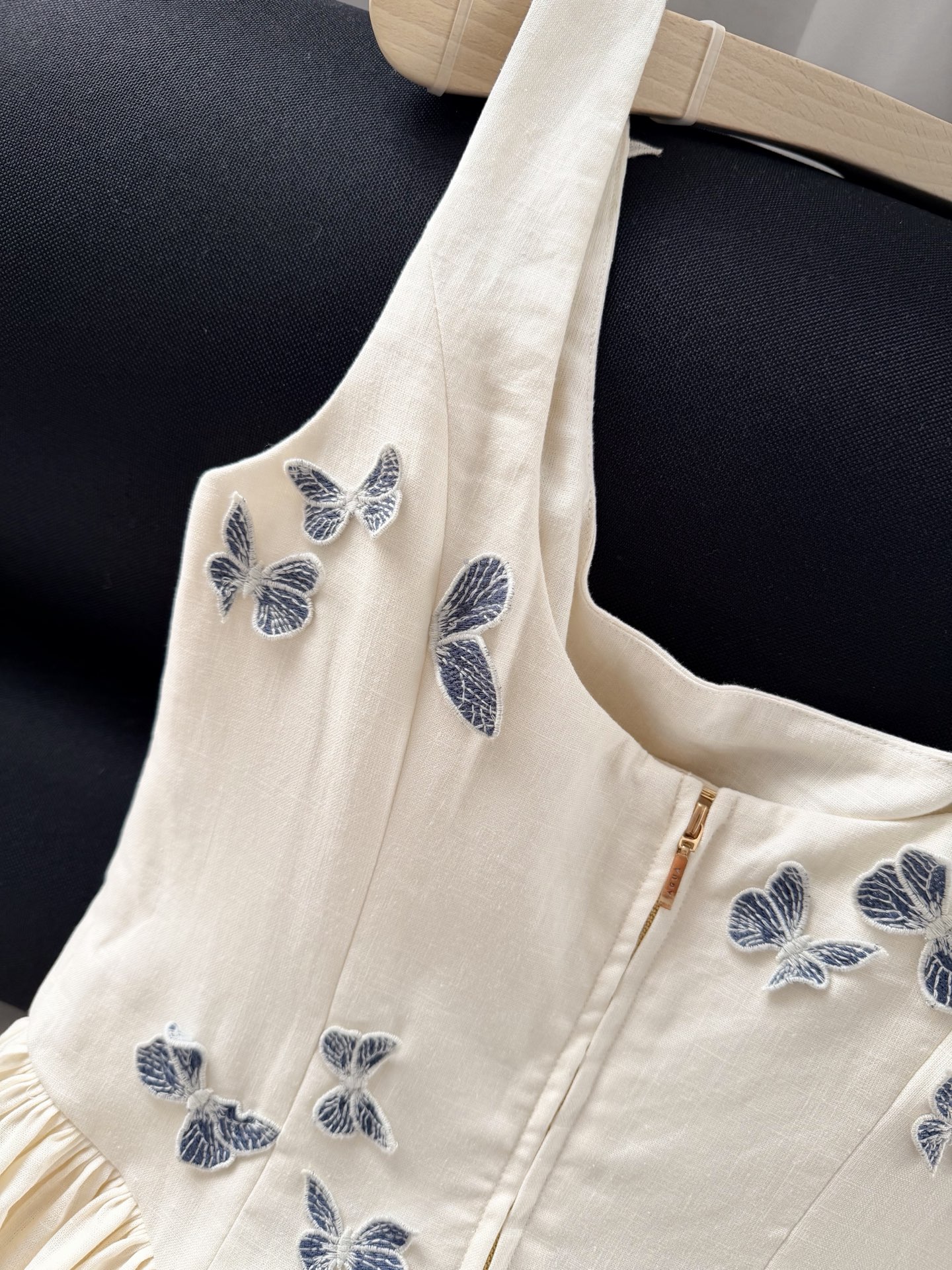 现货‼️‼️/立体蝴蝶连衣裙✨灵感自与象征着希望、重生与蜕变的蝴蝶，精选原生亚麻面料，致敬大自然美丽的馈