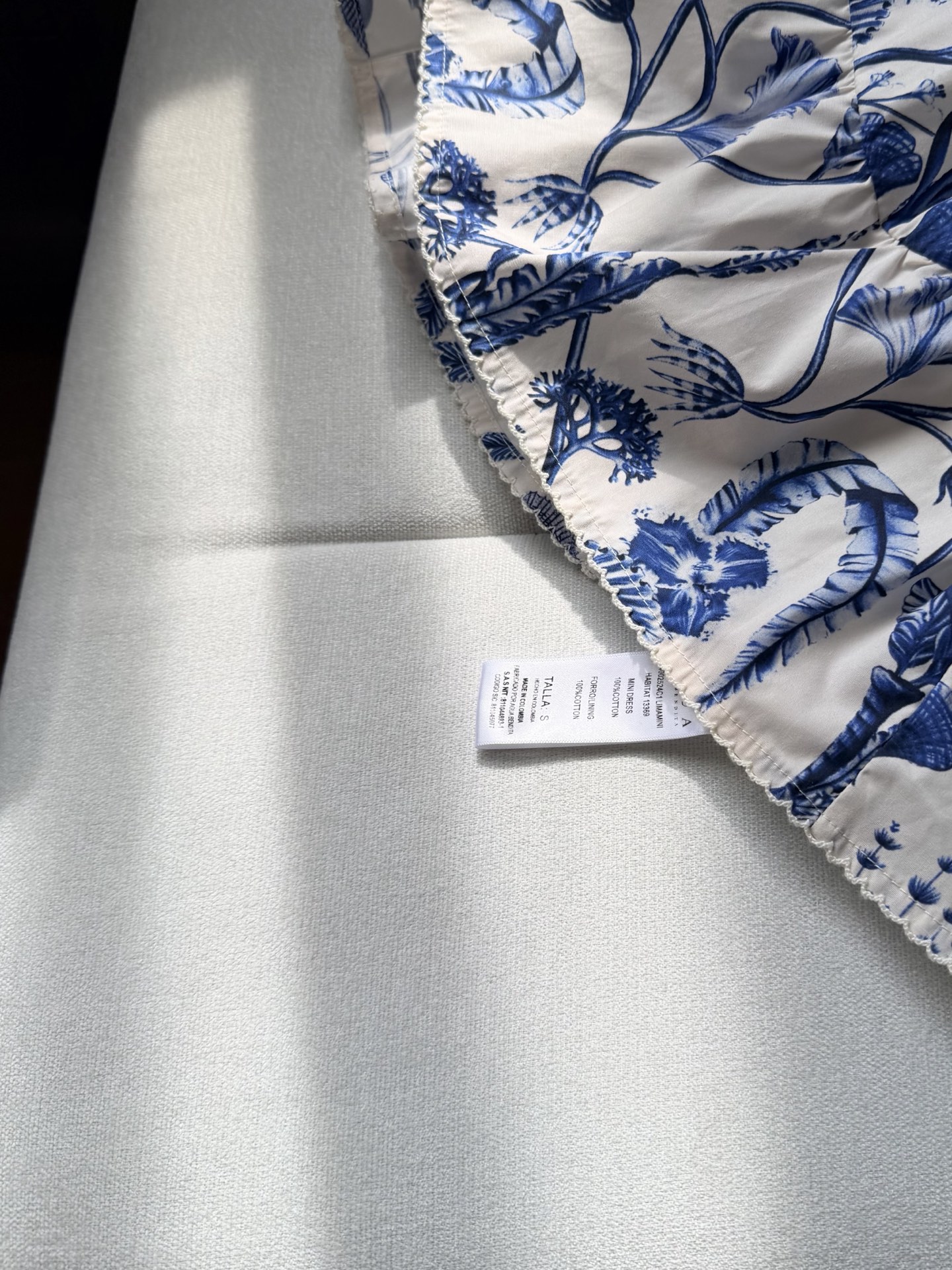 现货‼️‼️/钉珠青花瓷连衣裙✨全身花卉印花，肩带、腰间手工钉珠刺绣，Agua by Agua Bend