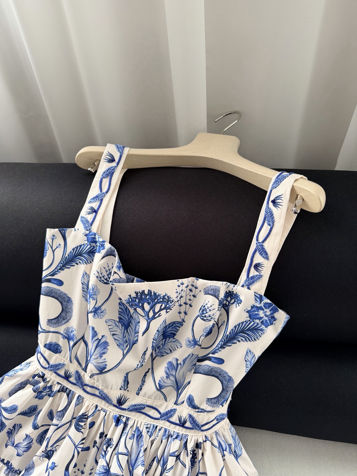 现货‼️‼️/钉珠青花瓷连衣裙✨全身花卉印花，肩带、腰间手工钉珠刺绣，Agua by Agua Bend