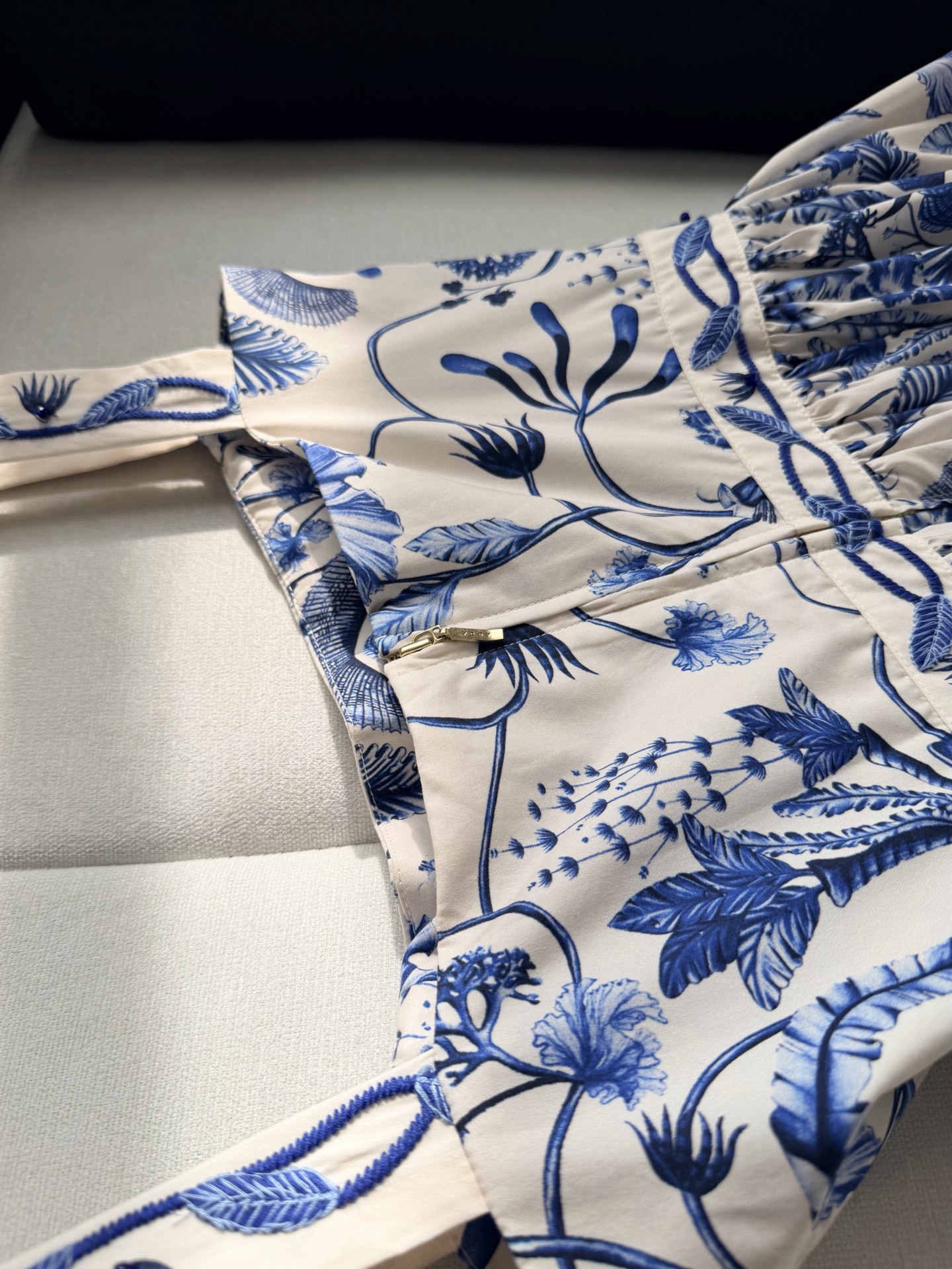 现货‼️‼️/钉珠青花瓷连衣裙✨全身花卉印花，肩带、腰间手工钉珠刺绣，Agua by Agua Bend