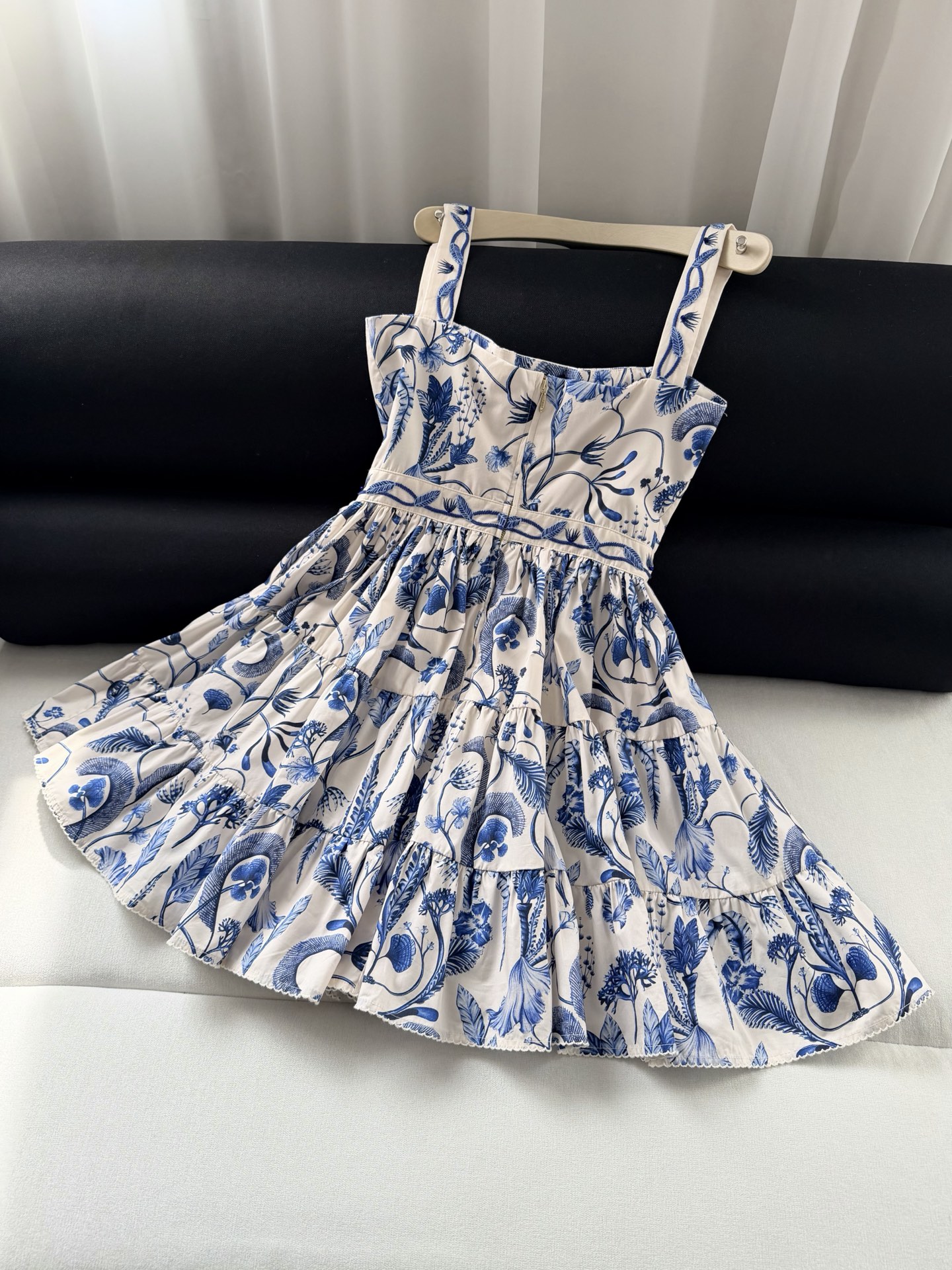 现货‼️‼️/钉珠青花瓷连衣裙✨全身花卉印花，肩带、腰间手工钉珠刺绣，Agua by Agua Bend