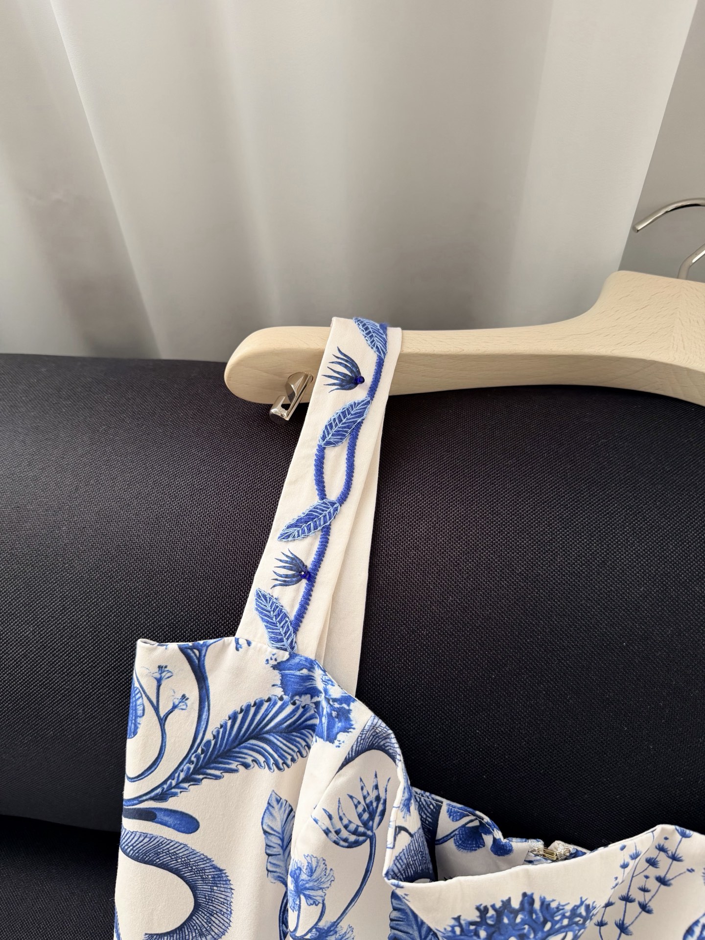 现货‼️‼️/钉珠青花瓷连衣裙✨全身花卉印花，肩带、腰间手工钉珠刺绣，Agua by Agua Bend